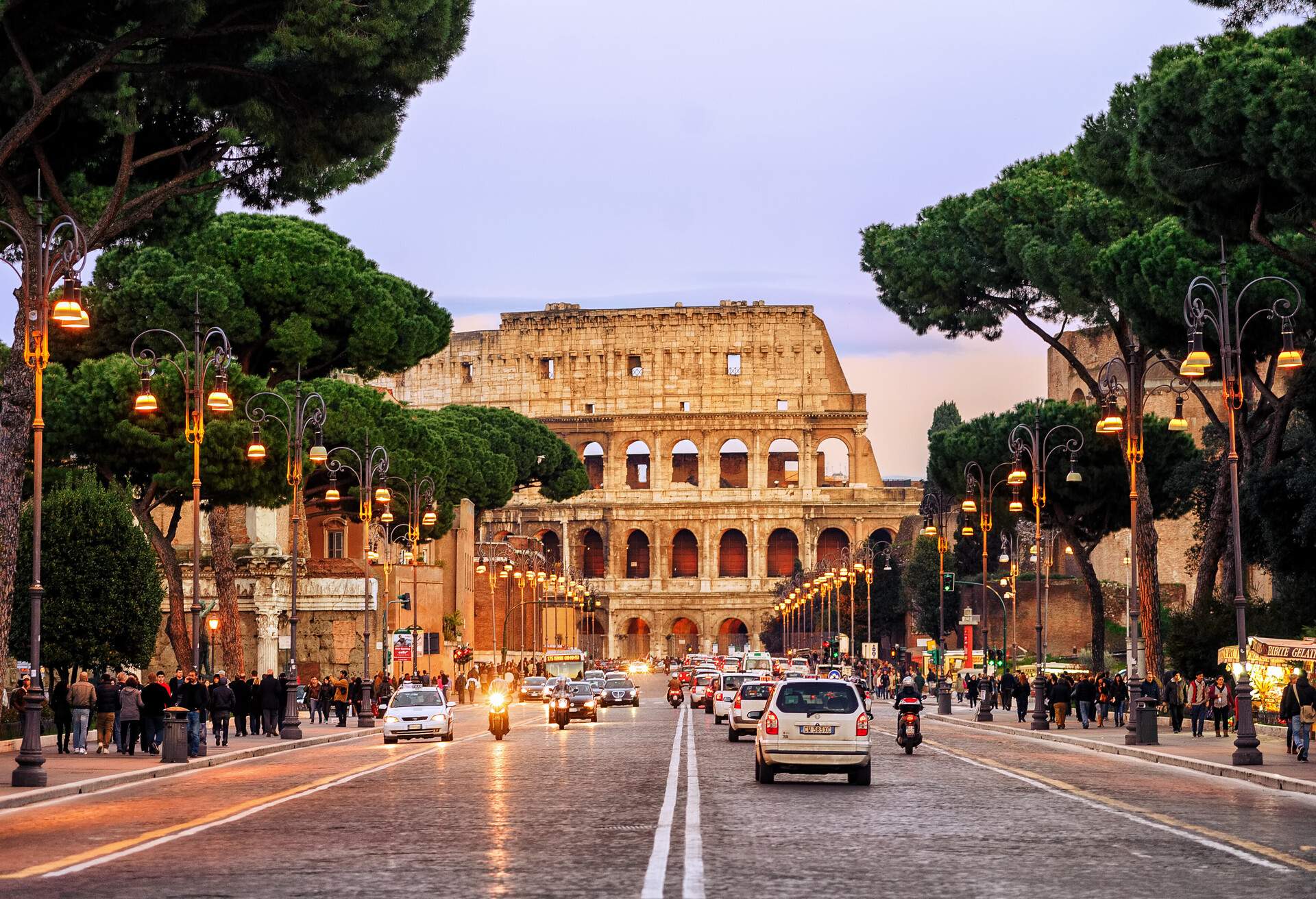 DEST_ITALY_ROME_COLOSSEUM_THEME_CAR_DRIVING_TRAVEL-GettyImages-684002336
