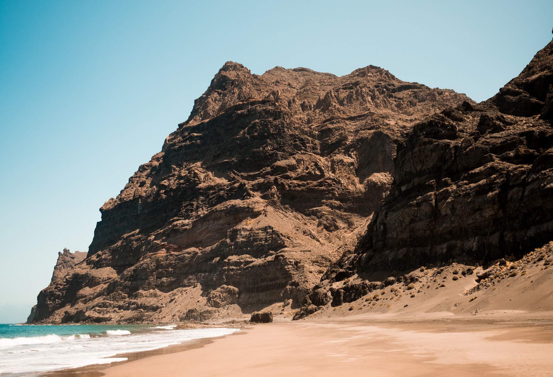 DEST_SPAIN_GRAN-CANARIA_GUIGUI_BEACH_GettyImages-1161127591