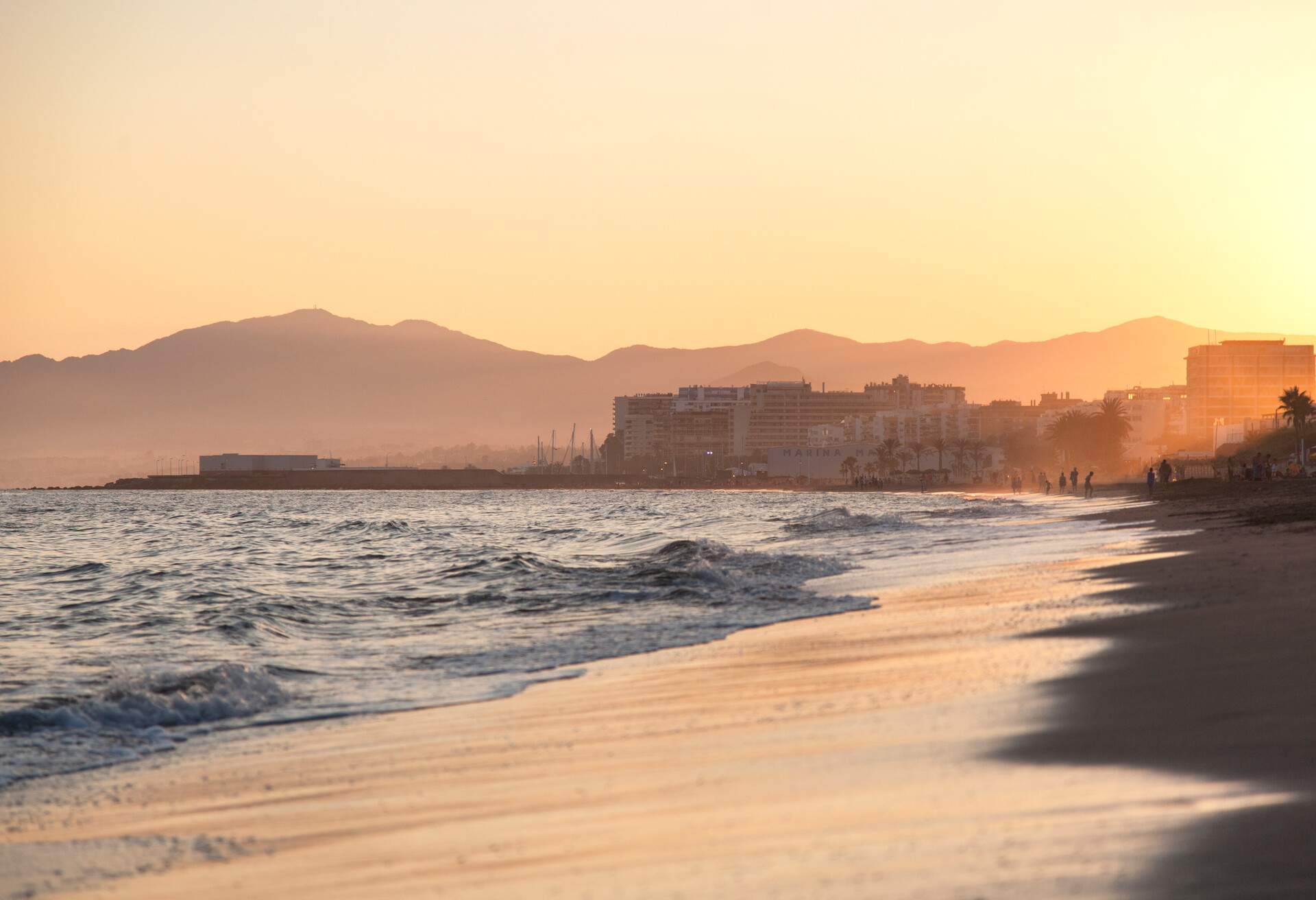 DEST_SPAIN_MARBELLA_CABLE-BEACH_GettyImages-528682221