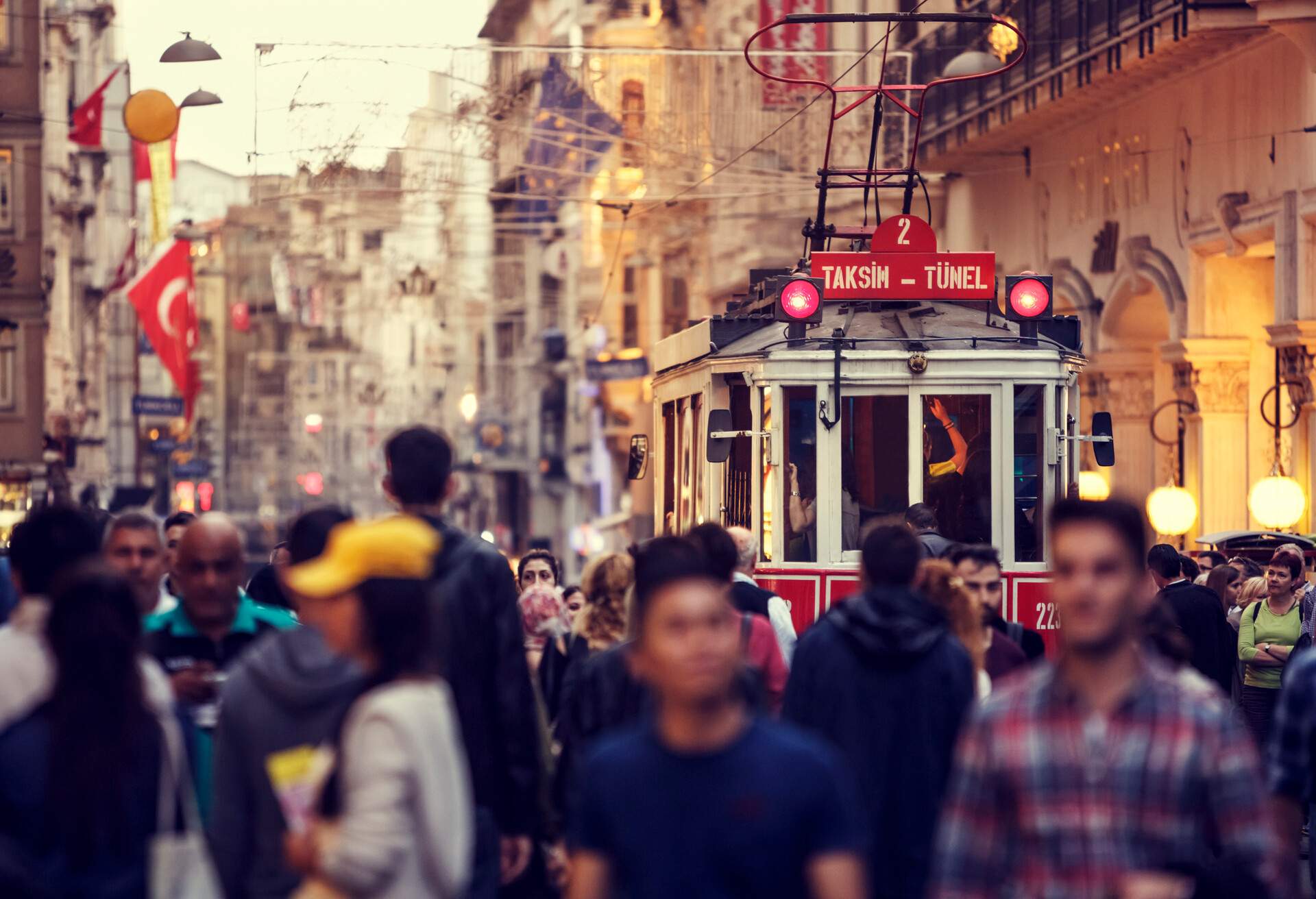 DEST_TURKEY_ISTANBUL_ISTIKLAL-AVENUE_GettyImages-501967220