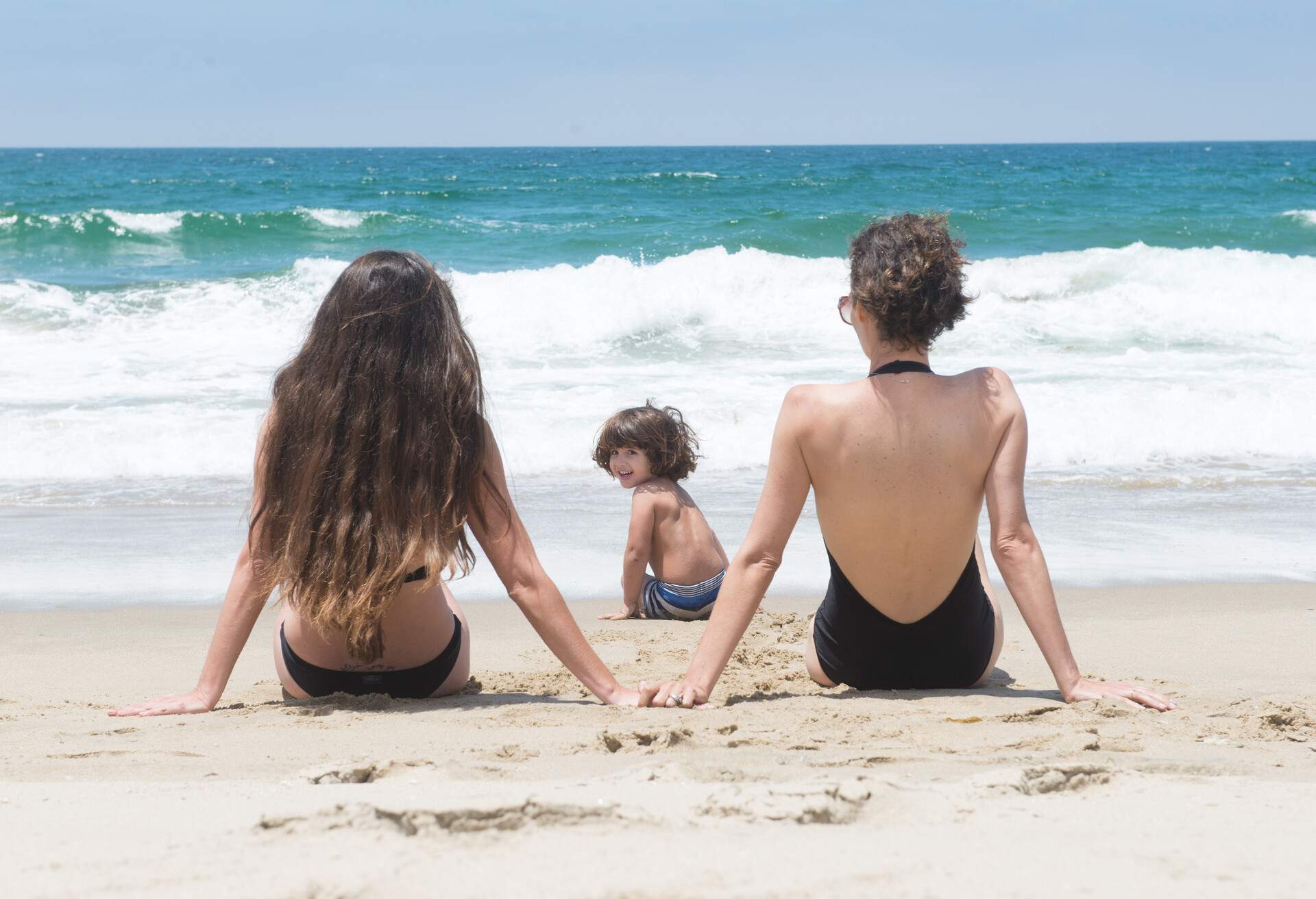 THEME_BEACH_FAMILY_LESBIAN-COUPLE_GAY_GettyImages-686703623