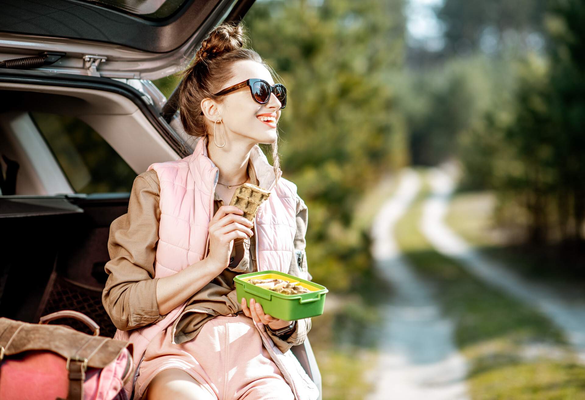 THEME_CAR_ROADTRIP_PEOPLE__FOOD_PACKED_LUNCH_GettyImages-1141989773