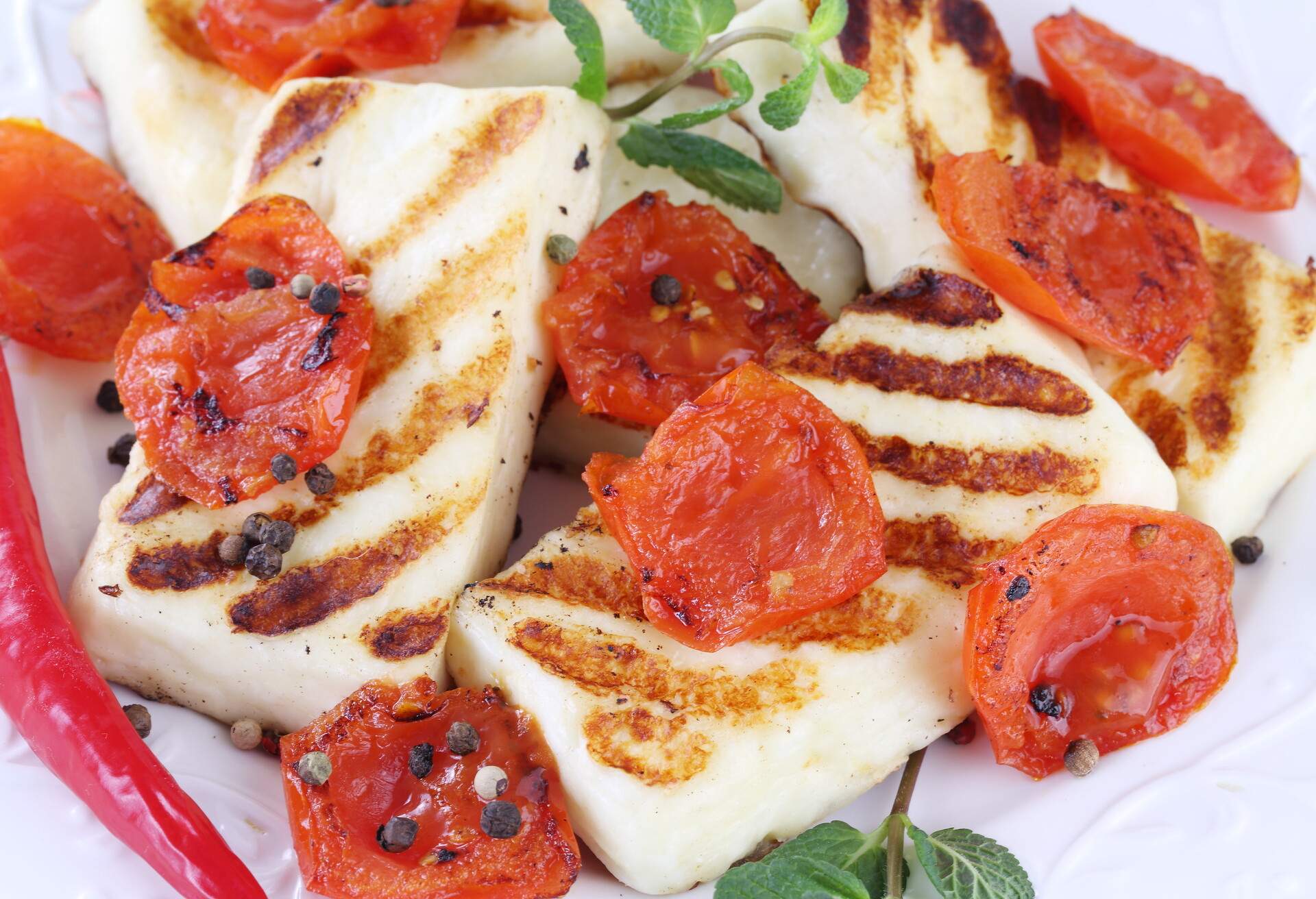 THEME_FOOD_MEDITERRANEAN_HALLOUMI_GettyImages-1096350678.jpg