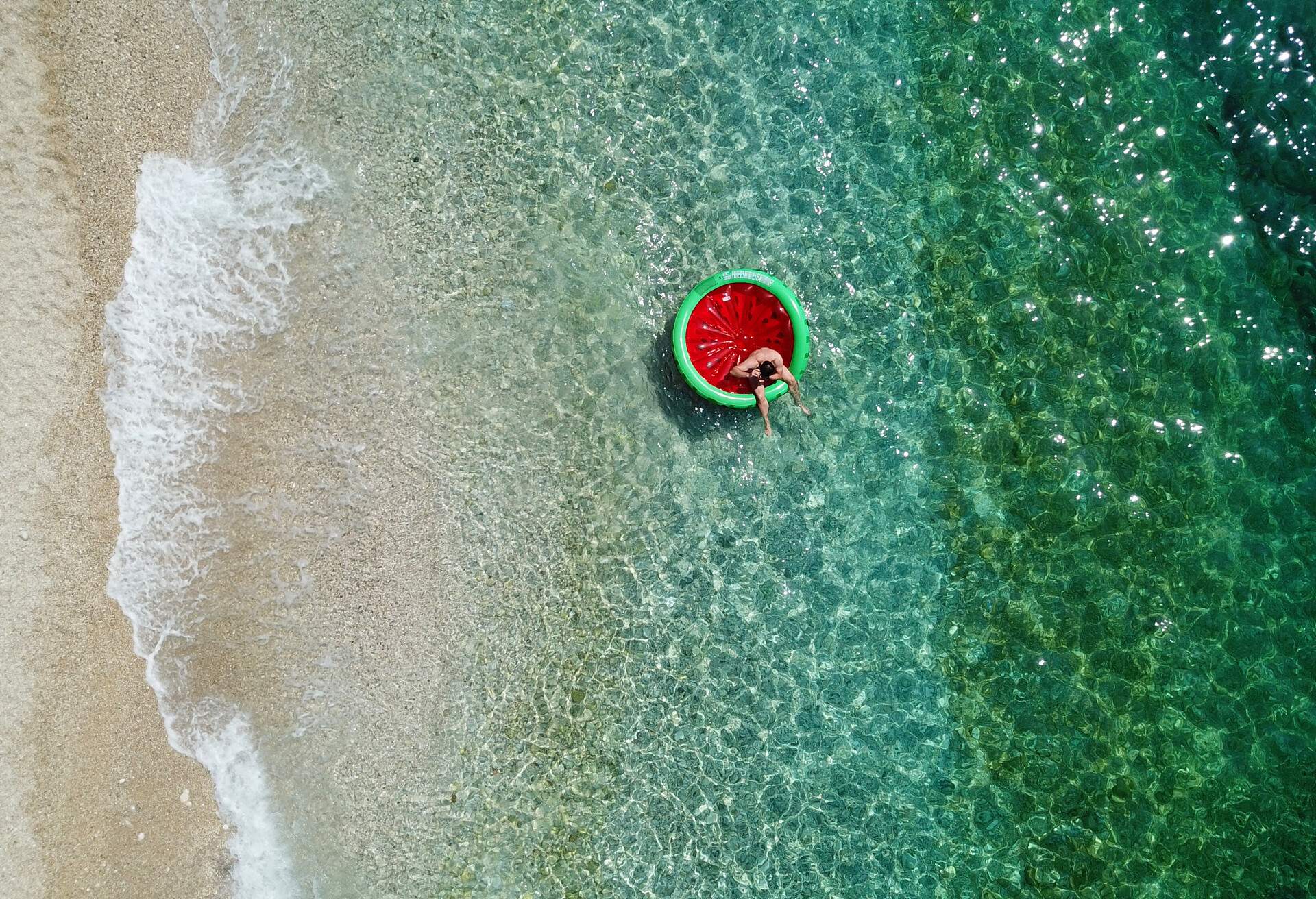 theme_people_drone_watermelon-float_shutterstock_1179329026_universal_within-usage-period_80678.jpg