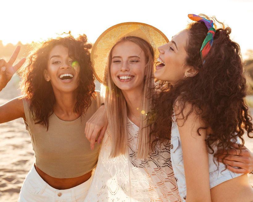 theme_people_friends_beach-shutterstock-portfolio_1116617264_universal_within-usage-period_80074.jpg