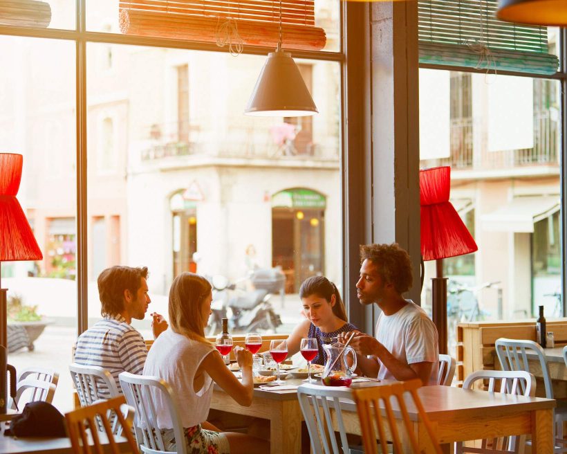 theme_people_friends_restaurant_dest_spain_barcelona_gettyimages-509403893_universal_within-usage-period_84789