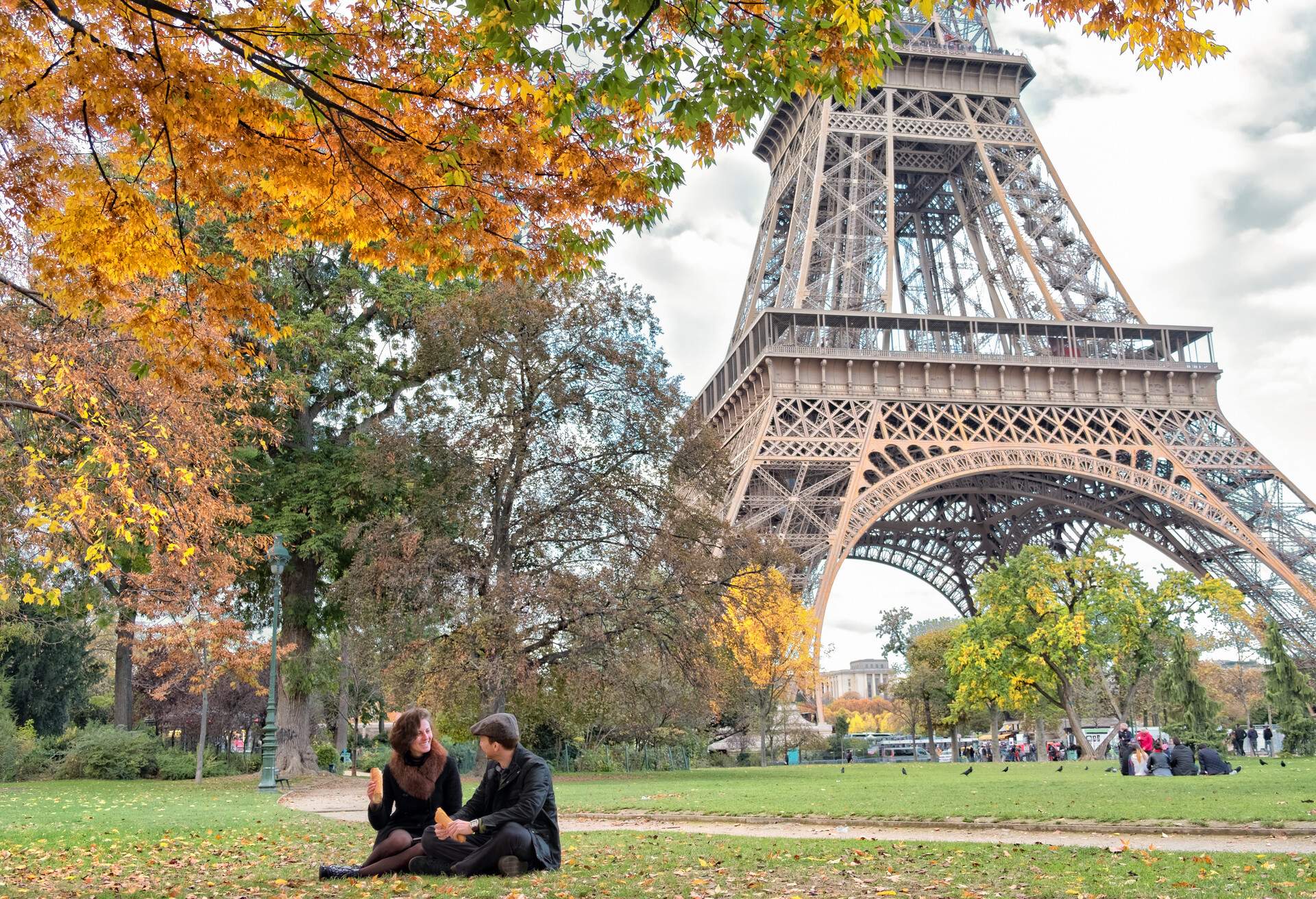 DEST_FRANCE_PARIS_EIFFEL-TOWER_THEME_PEOPLE_COUPLE_ON_A_PICNIC_GettyImages-624722950