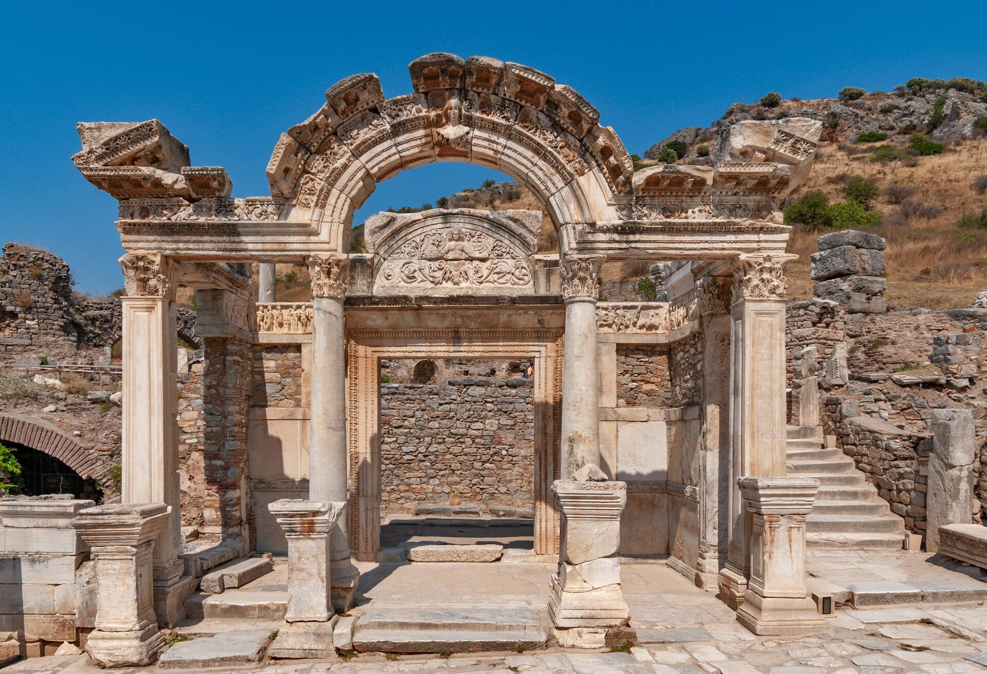 DEST_GREECE_HADRIAN_ARCH.jpg