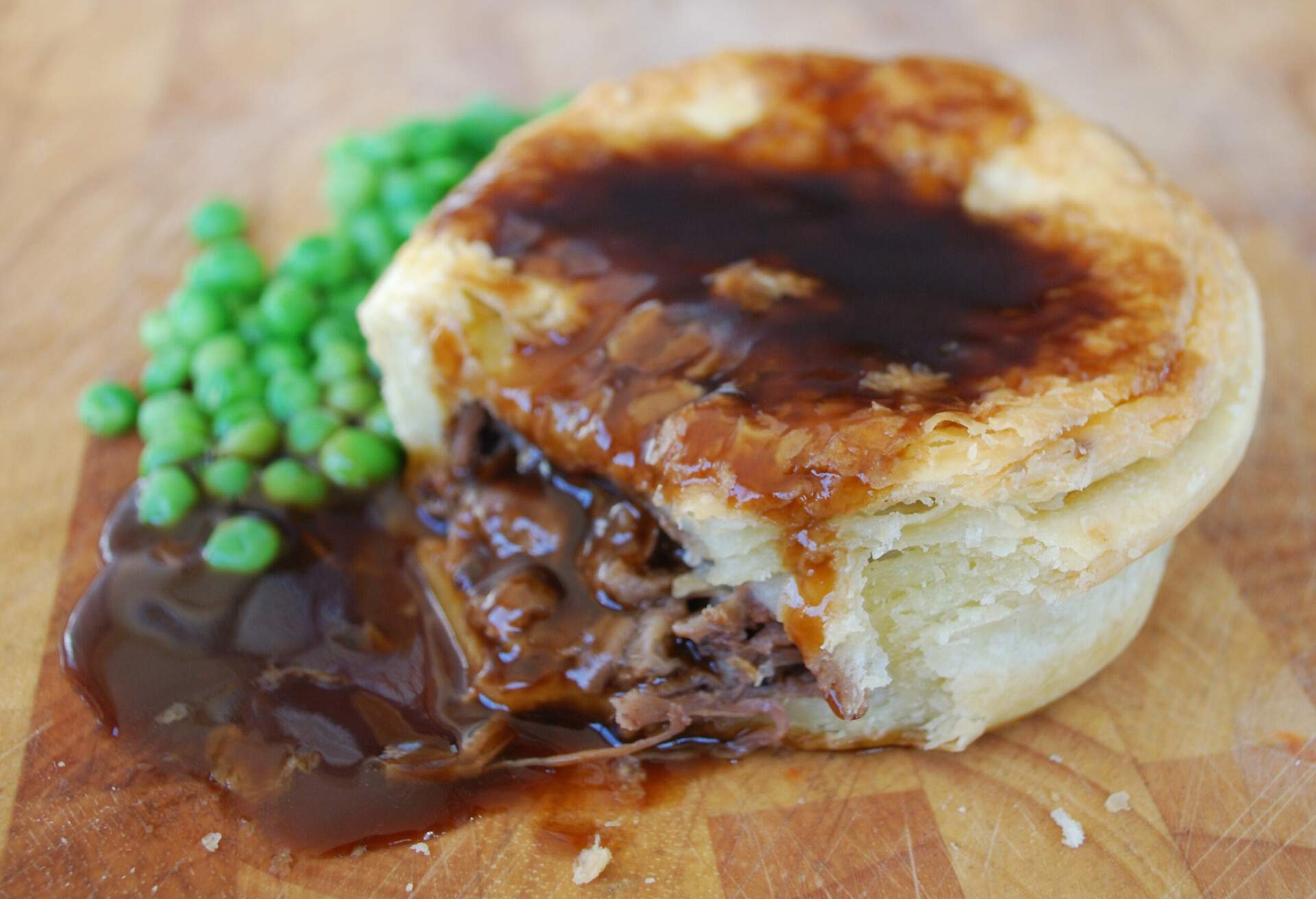 THEME_FOOD_AUSTRALIAN_BRITISH_MEAT-PIE_GettyImages-162515697