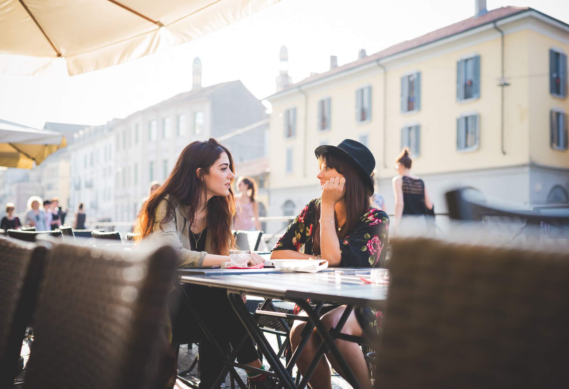 dest_italy_milan_theme_restaurant_people_gettyimages-585283123_universal_within-usage-period_83196