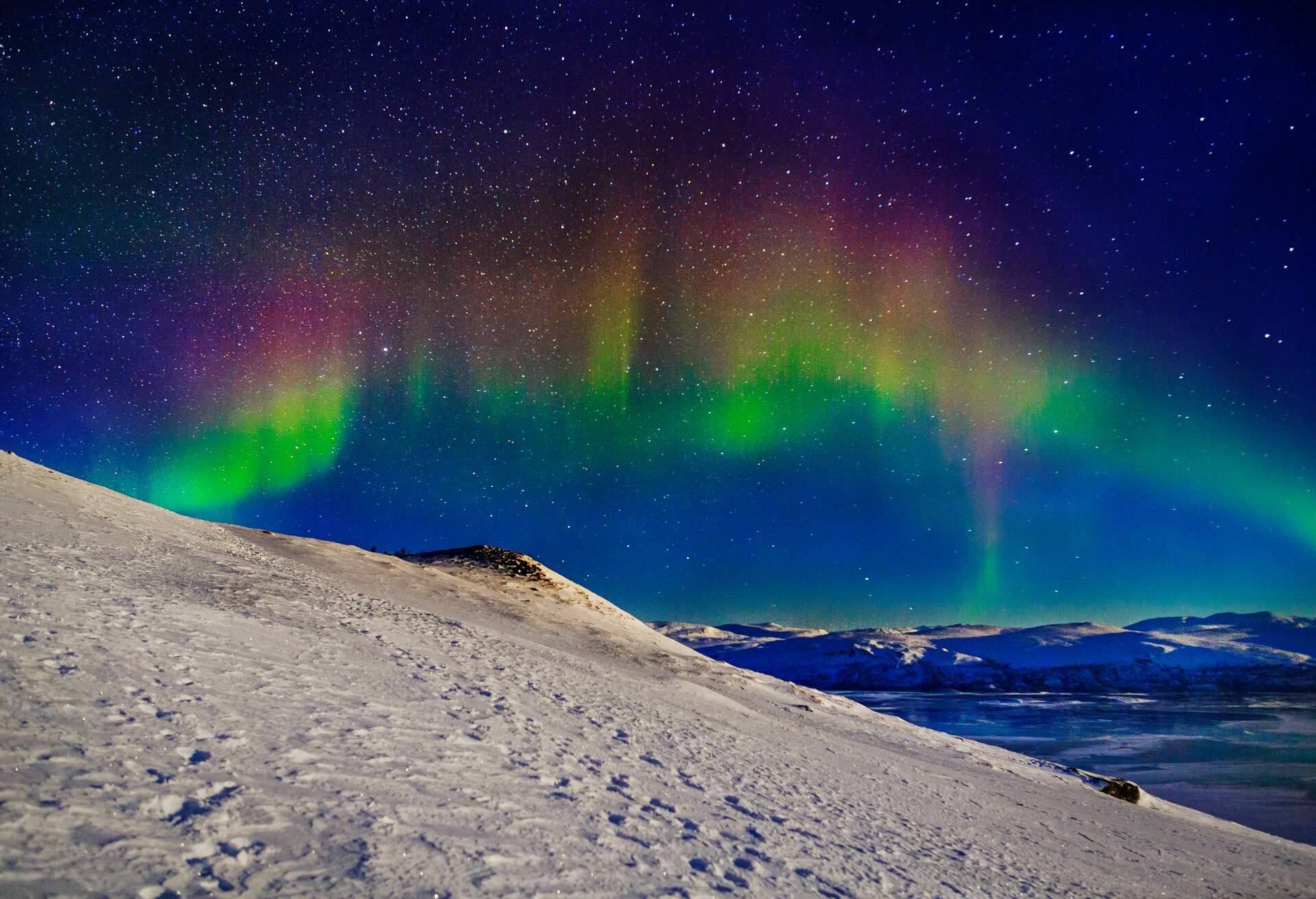 DEST_SWEDEN_ABISKO_NORTHERN_LIGHTS_GettyImages