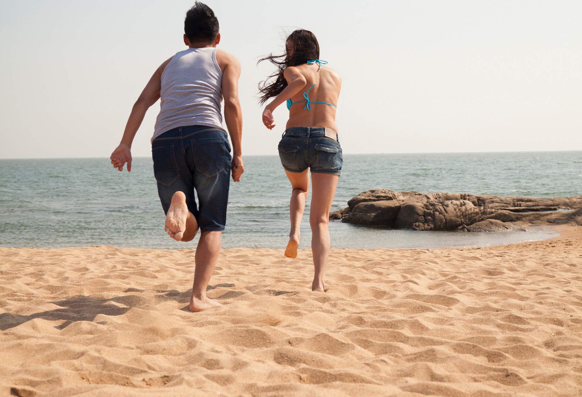 THEME_COUPLE_BEACH_GettyImages