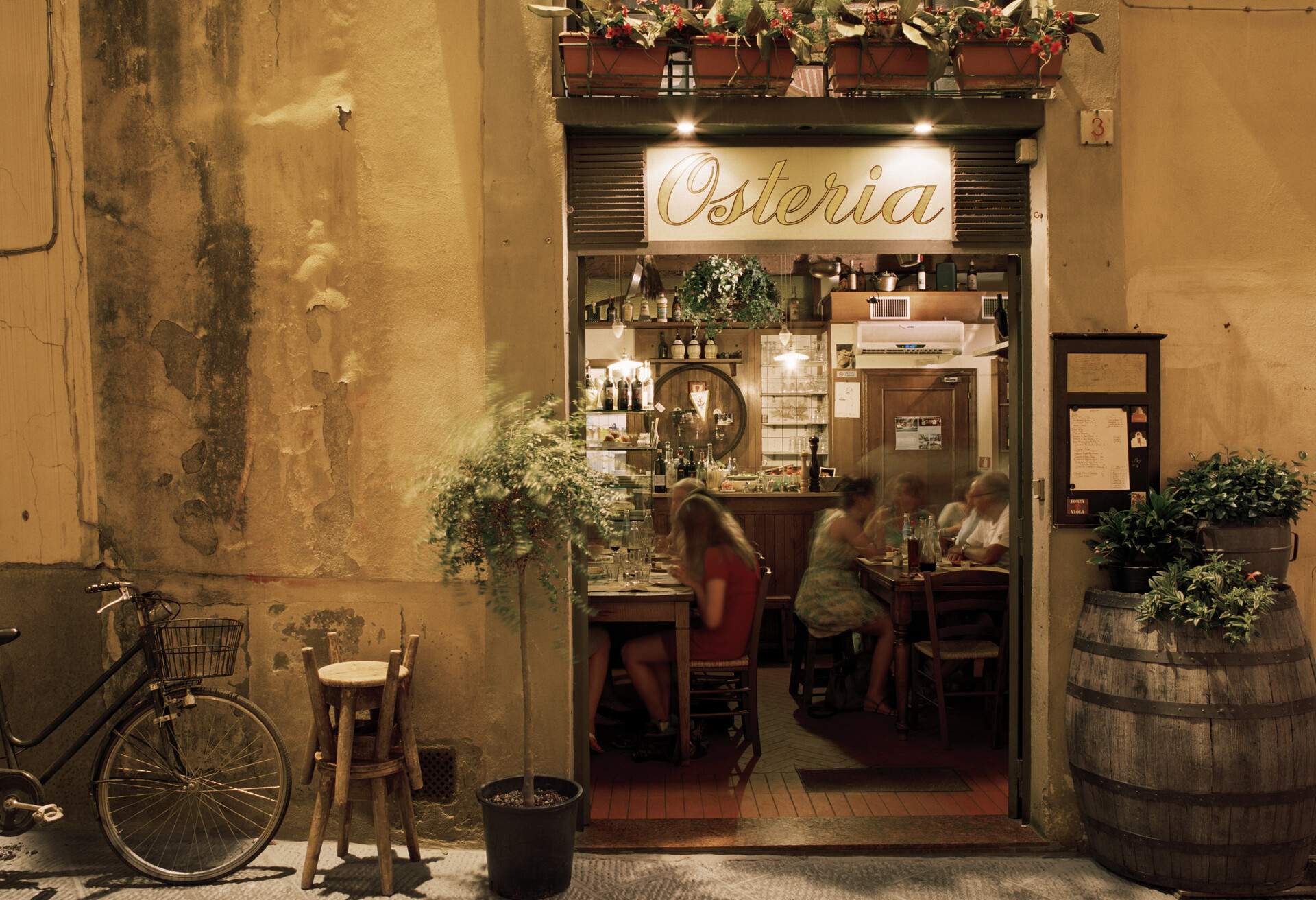 dest_italy_florence_osteria_restaurant_people_gettyimages