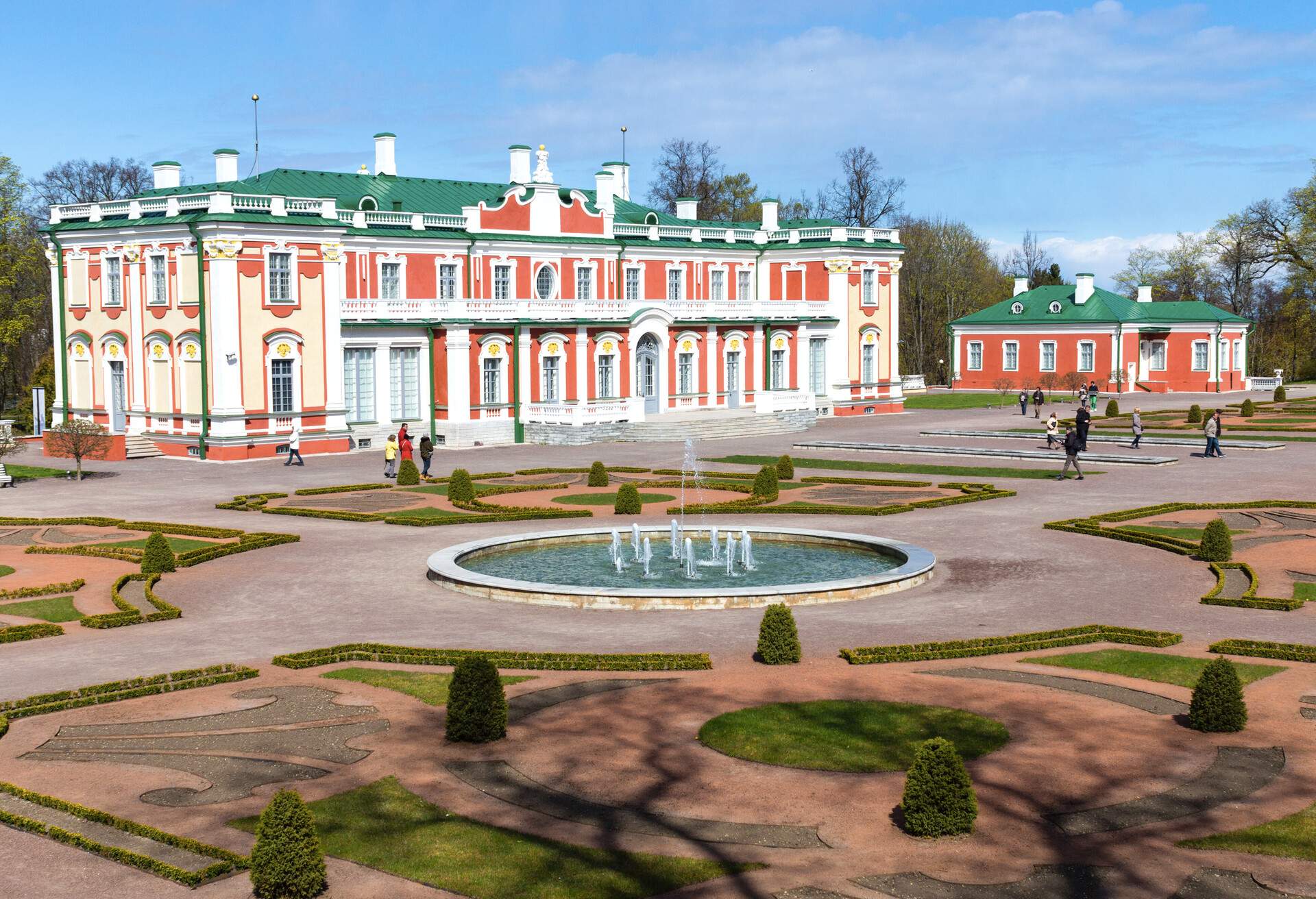 DEST_ESTONIA_TALLINN_Kadriorg-Castle_GettyImages-471140900