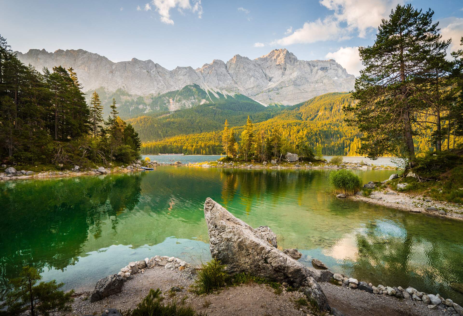 The sunrise at the lake Eibsee, Grainau, Oberbayern, Deutschland with a view to the Wettersteingebirge and the Zugspitze, the highest peak in Germany.
