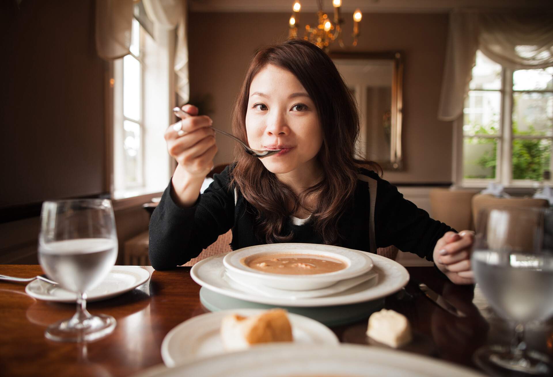 ICELAND_RESTAURANT_PEOPLE_WOMAN_SOUP