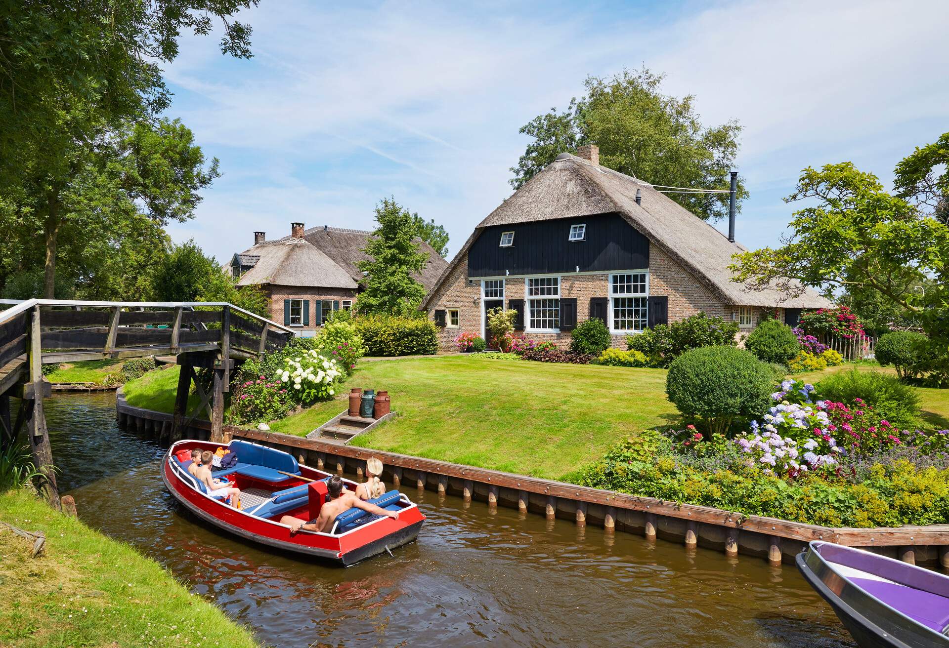 DEST_NETHERLANDS_Giethoorn_shutterstock-premier_1142297591