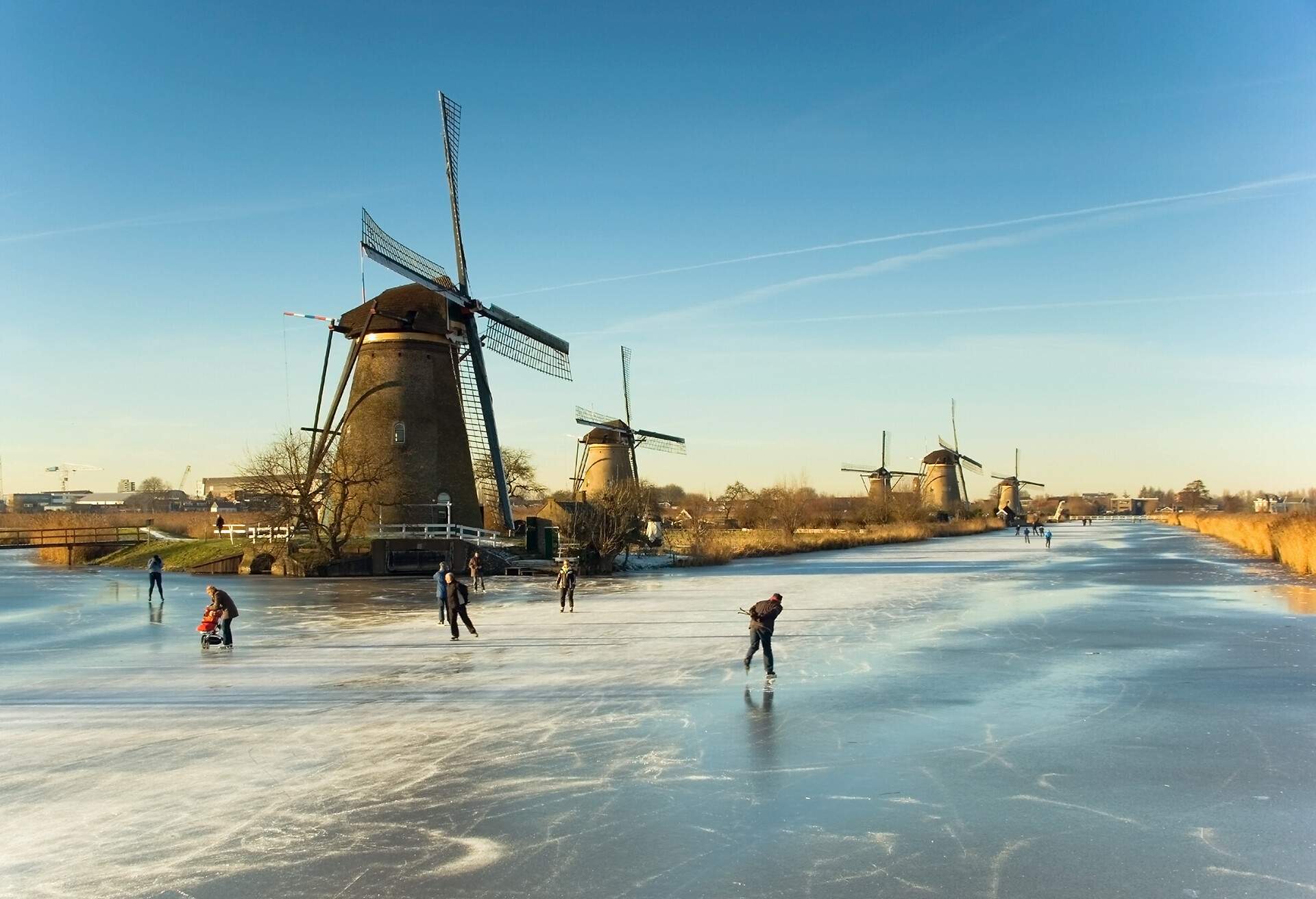 DEST_NETHERLANDS_Kinderdijk_WINDMILLS_UNESCO_GettyImages-109718957