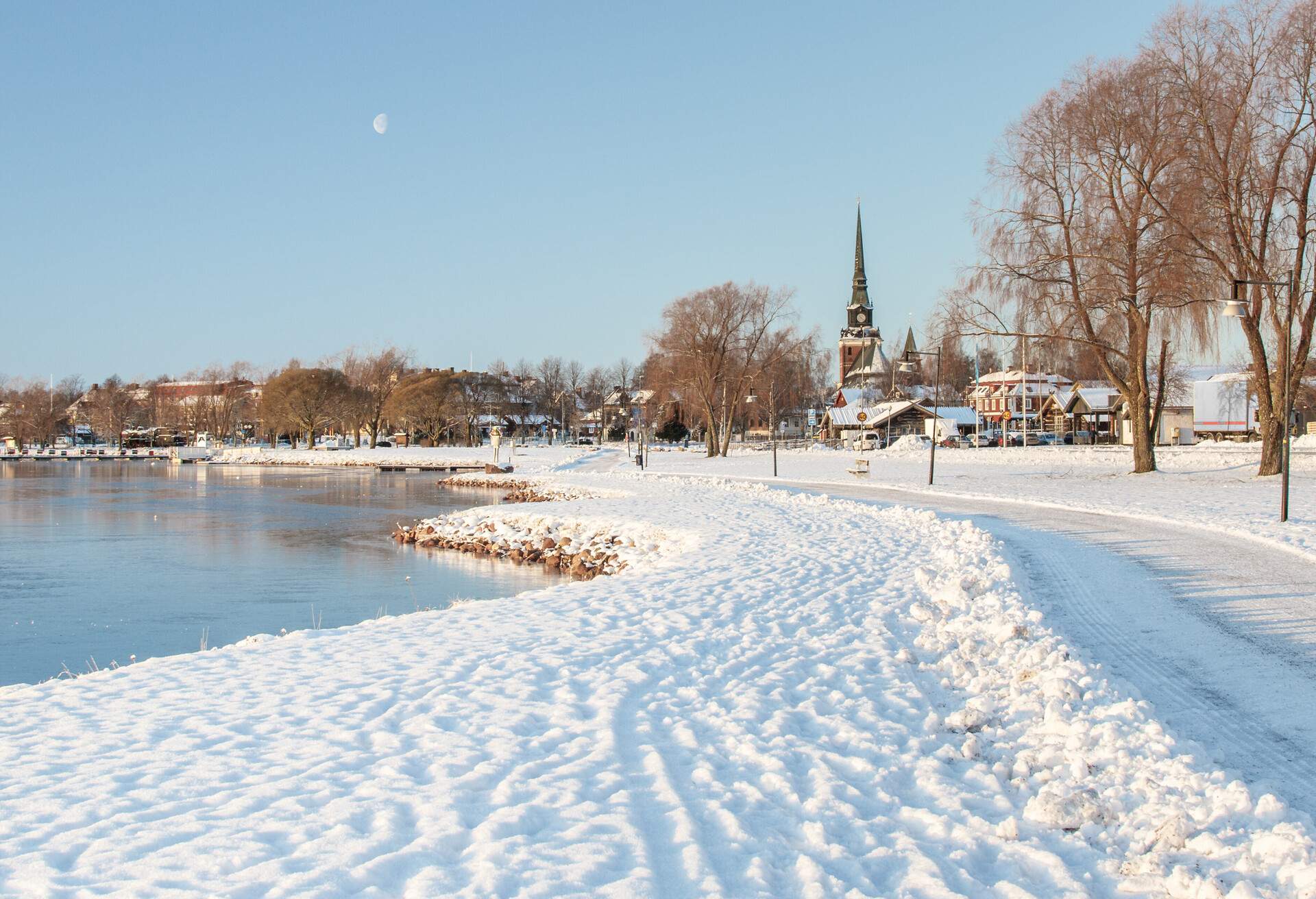 DEST_SWEDEN_MORA_DALARNA_LAKE_GettyImages-1359098402