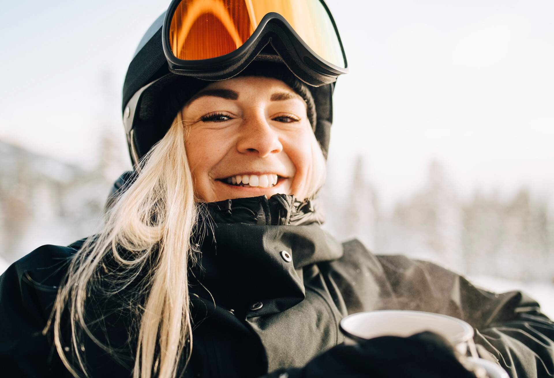 PEOPLE_WOMAN_SKI_GOGGLES_SNOW