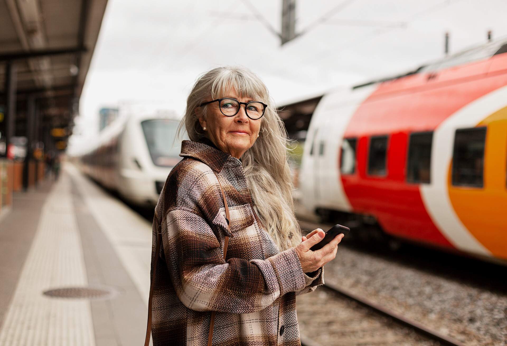 THEME_TRAIN_TRAVEL_PEOPLE_WOMAN_GettyImages-1311614643