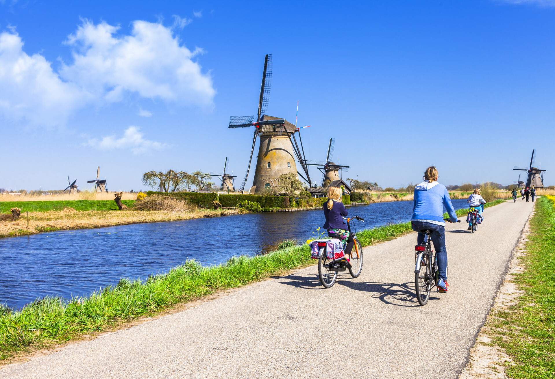 dest_netherlands_kinderdijk_windmills_unesco_shutterstock_274886675_universal_within-usage-period_34166