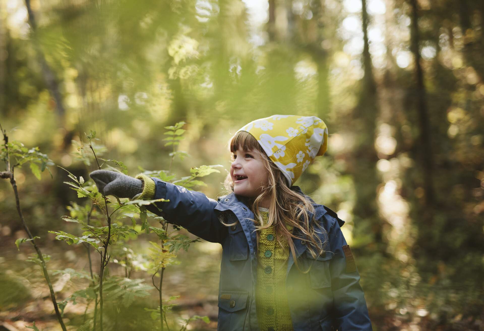 sweden_people_kid_girl_forest_autumn