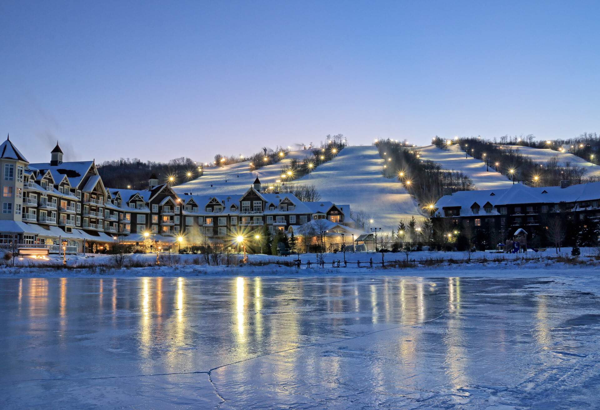 DEST_CANADA_ONTARIO_BLUE-MOUNTAIN-SKI-RESORT_GettyImages-533177465