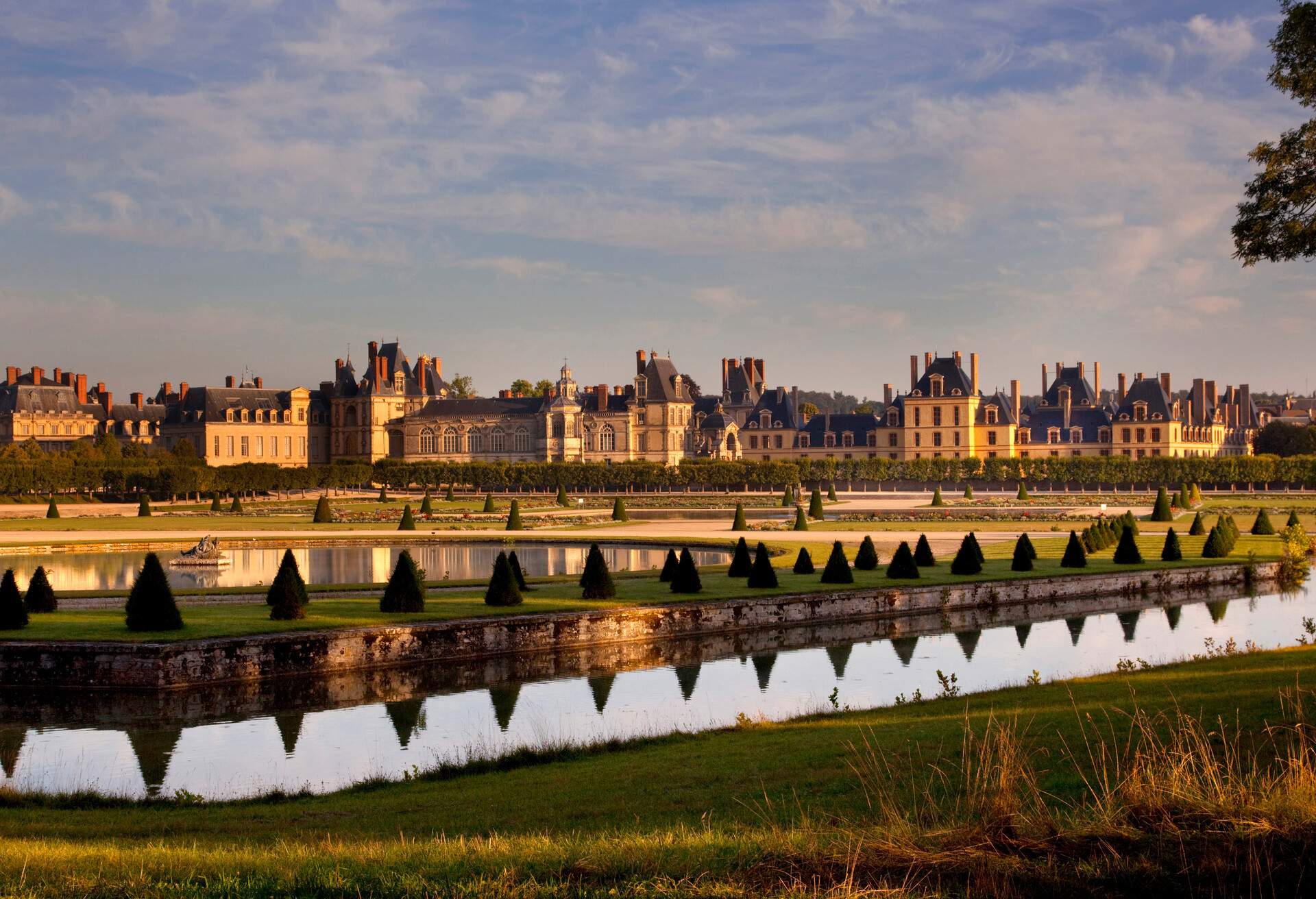 DEST_FRANCE_CASTLE_CHATEAU_FONTAINEBLEAU_GettyImages-92540916