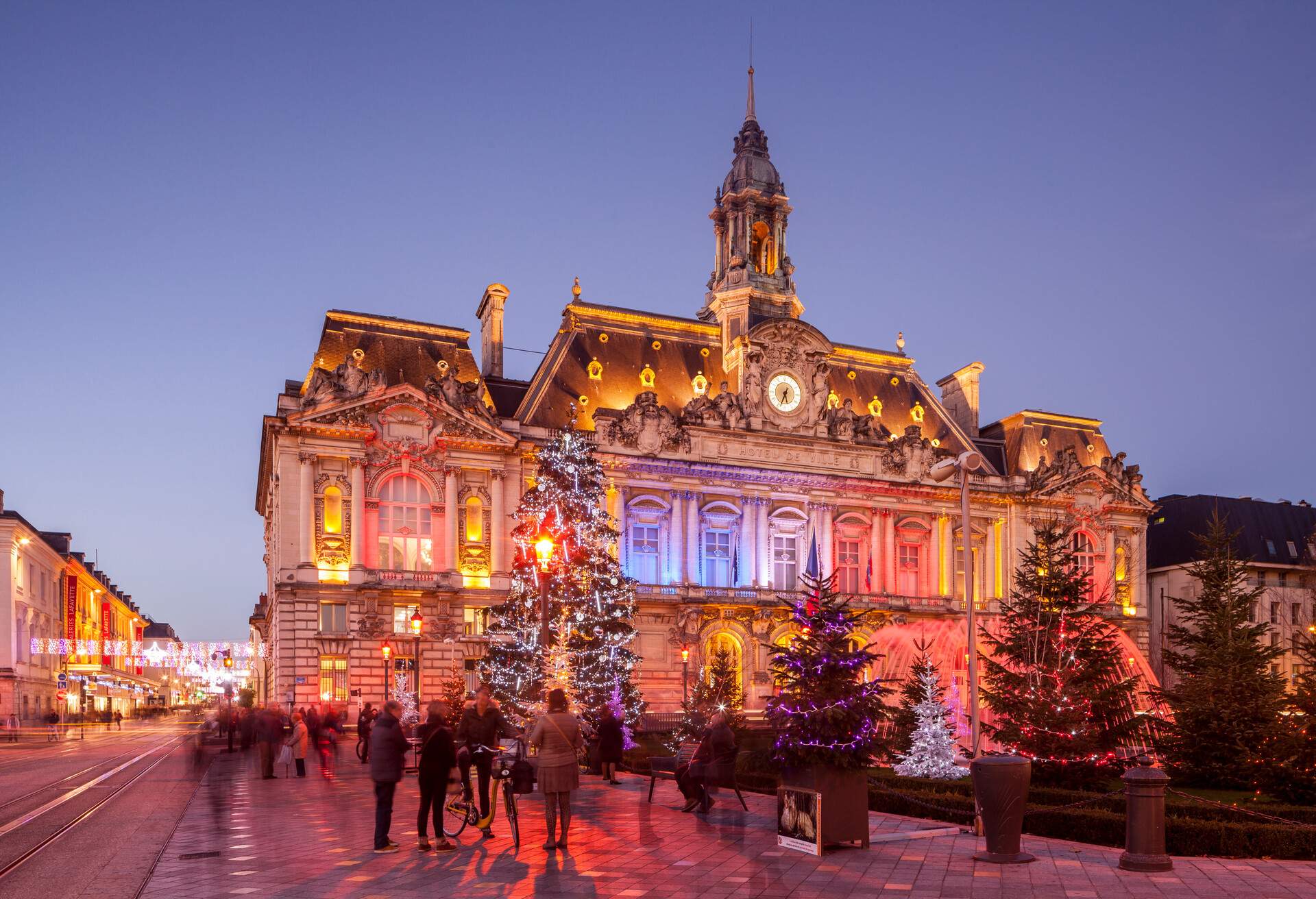 DEST_FRANCE_PARIS_HOTEL_DE_VILLE_CHRISTMAS_GettyImages-604384297