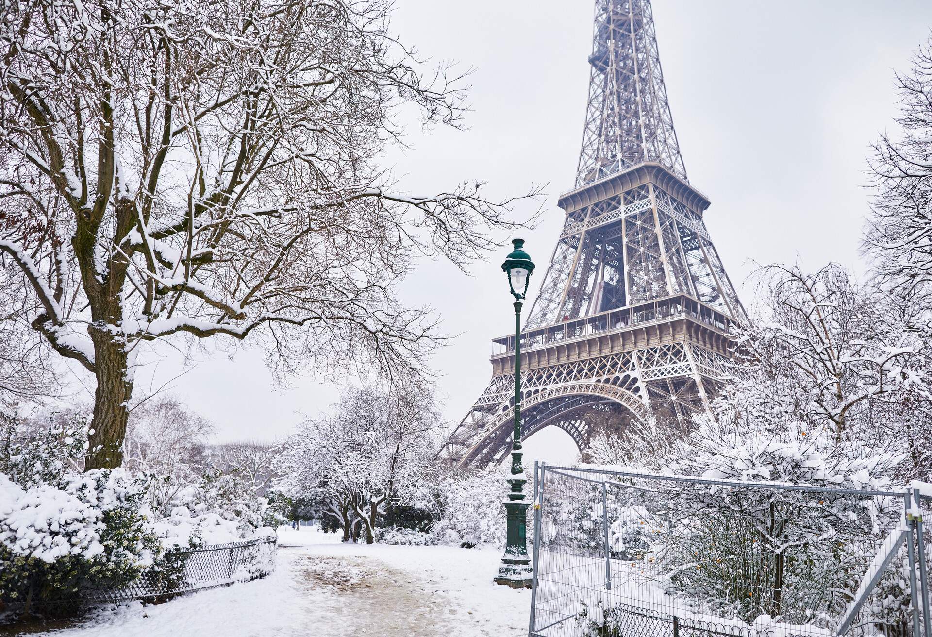 DEST_FRANCE_PARIS_WINTER_SNOW_EIFFEL-TOWER_GettyImages-916884410