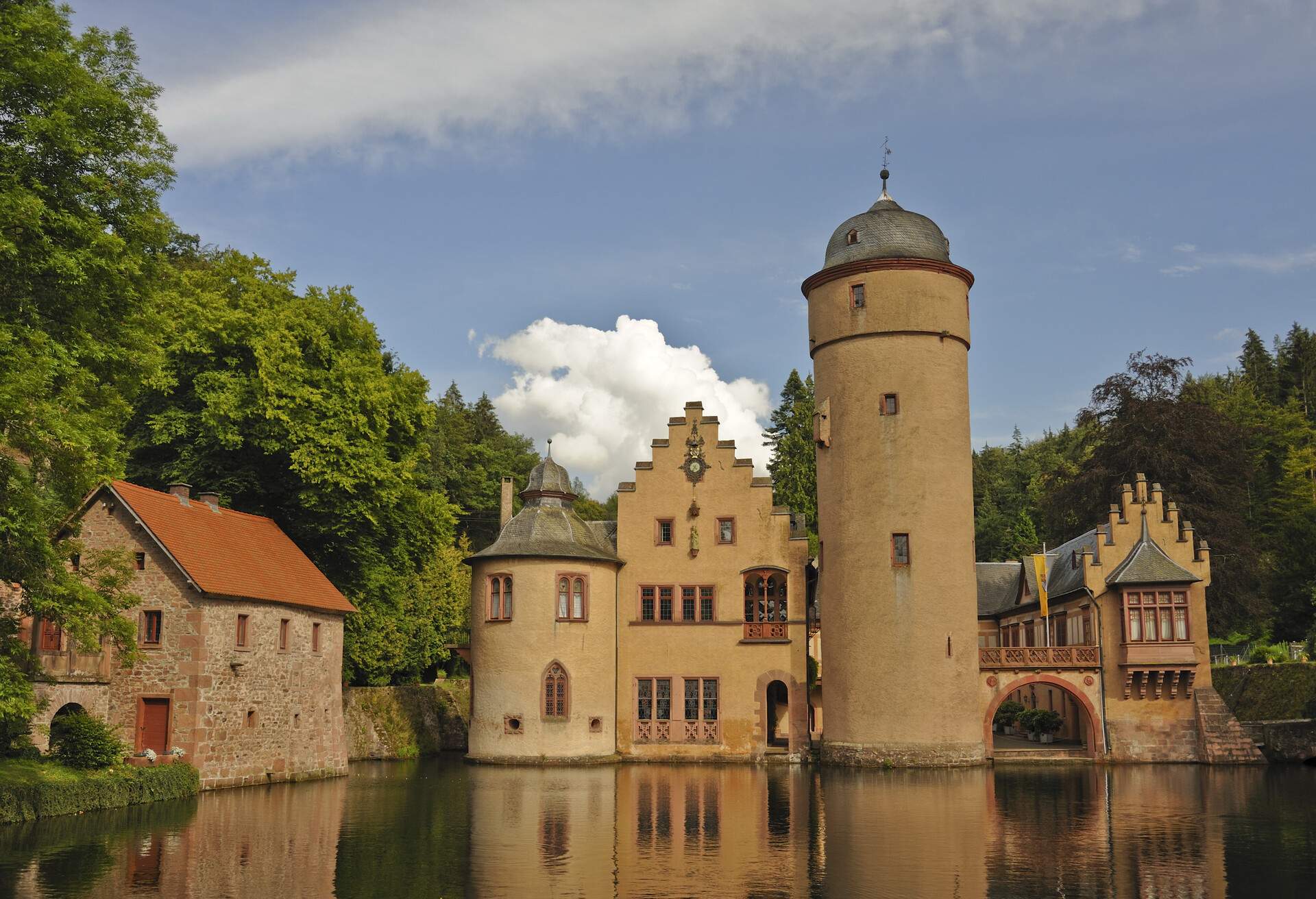 DEST_GERMANY_SPESSART_Mespelbrunn_Castle_GettyImages-176778914