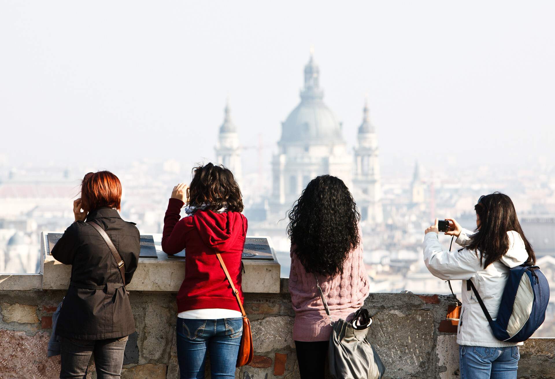 HUNGARY_BUDAPEST_SKYLINE_PEOPLE