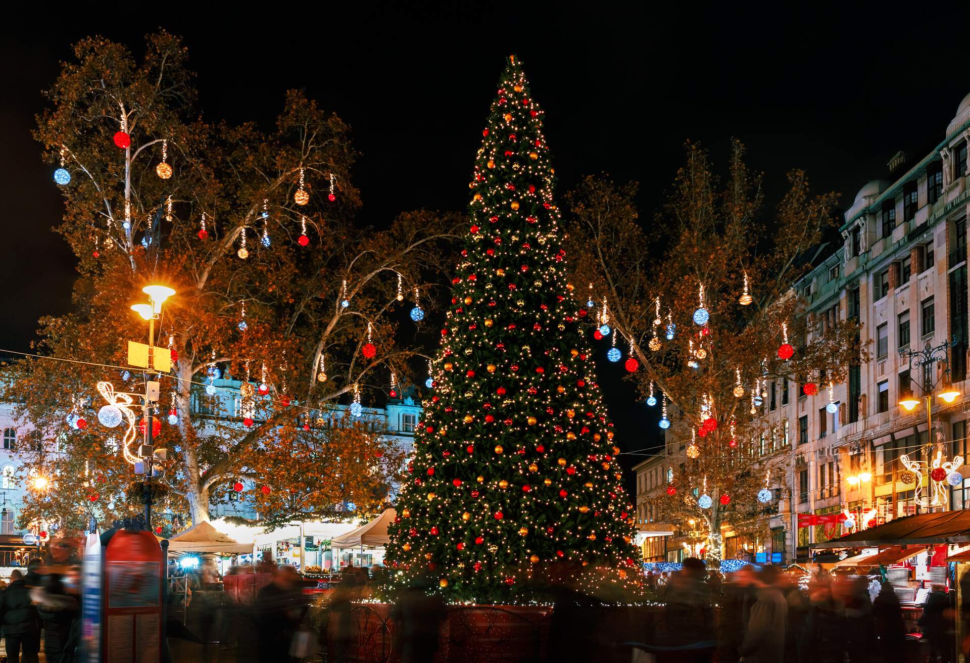 DEST_HUNGARY_BUDAPEST_Vorosmarty_Square_Christmas_Market_GettyImages-1186263003
