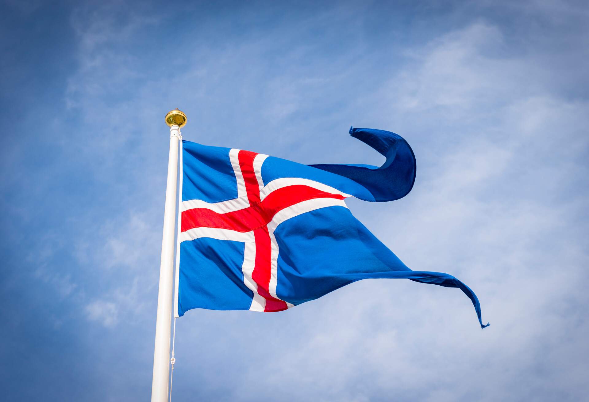 DEST_ICELAND_FLAG_GettyImages-489607280