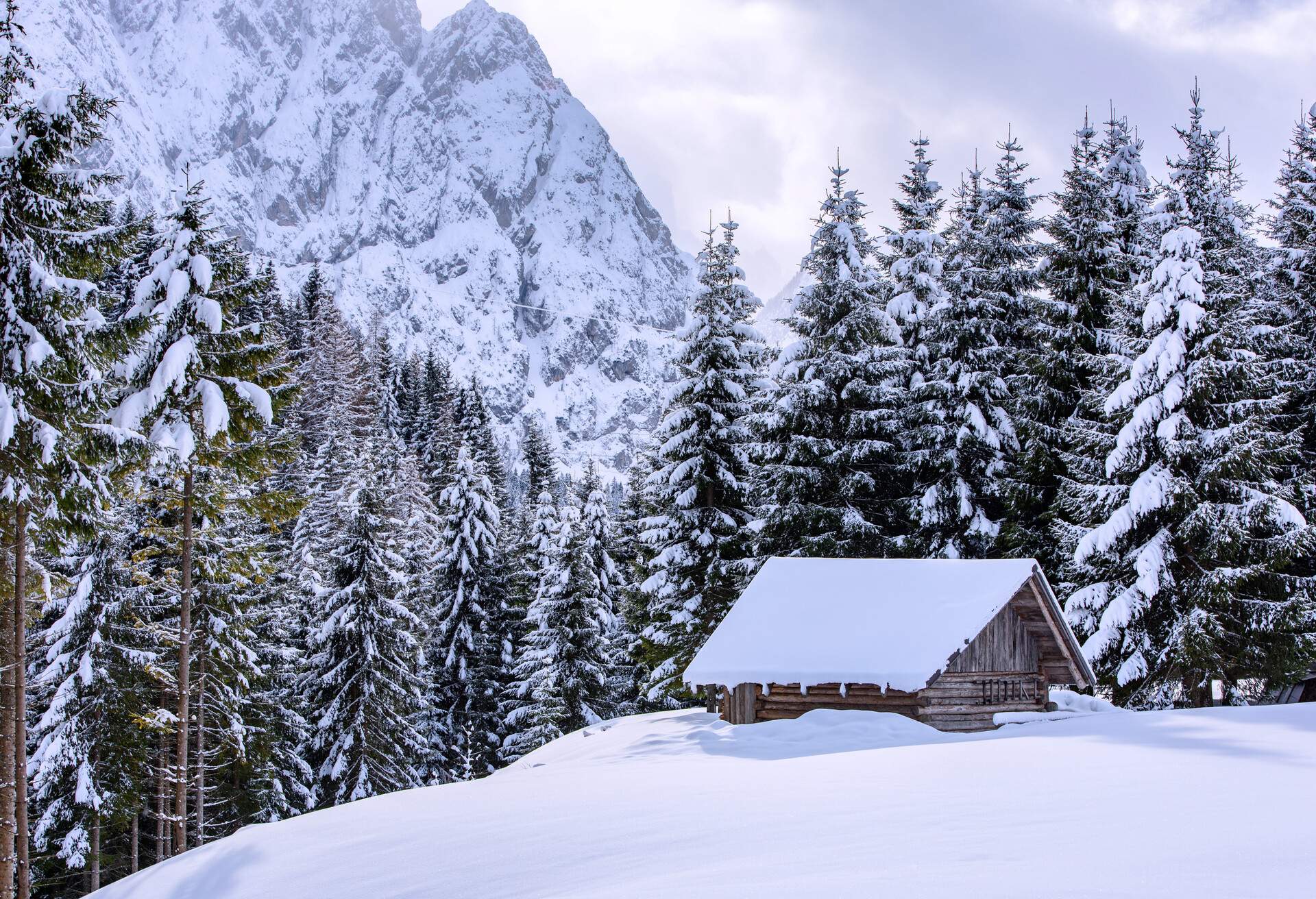 DEST_ITALY_ALPS_SAPPADA_SNOW_GettyImages-937393518