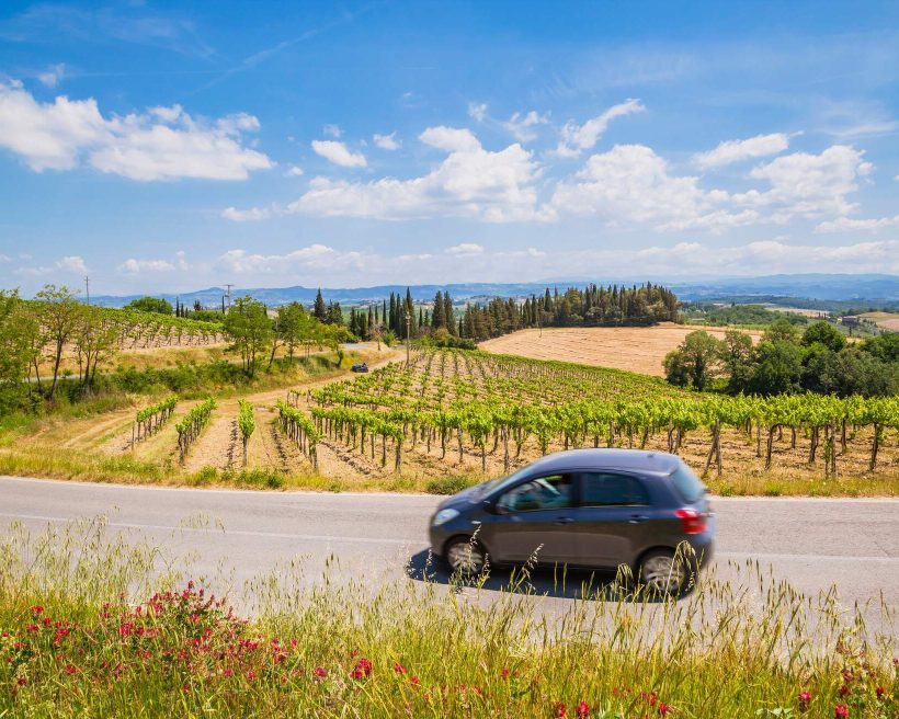 ITALY_TUSCANY_THEME_CAR_DRIVING_VINEYARDS