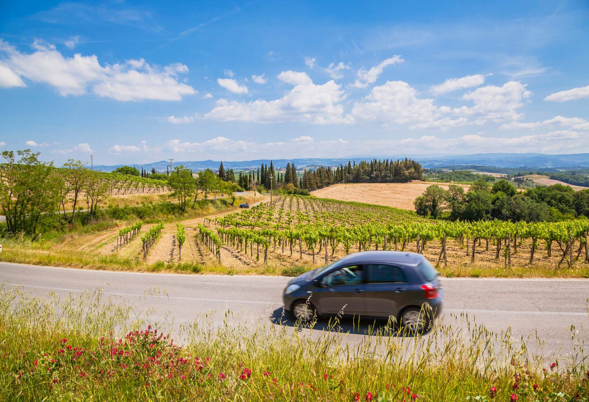 ITALY_TUSCANY_THEME_CAR_DRIVING_VINEYARDS