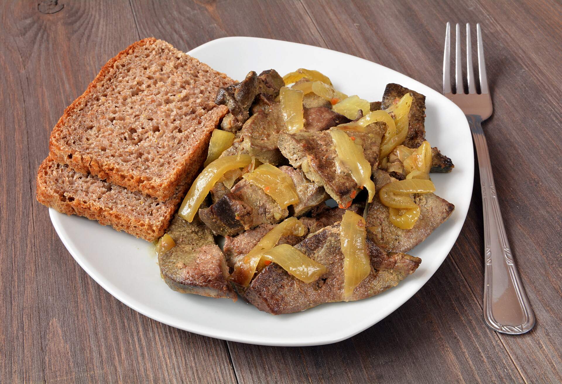 pork liver with onion and bread