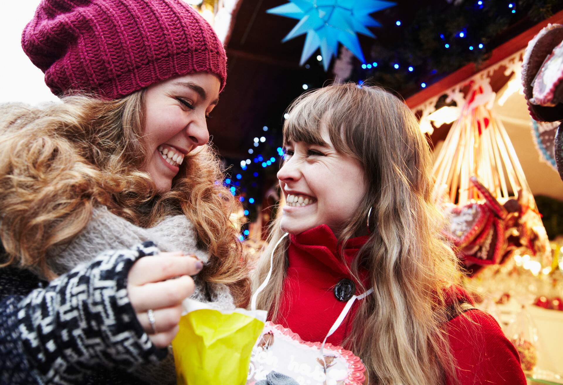THEME_PEOPLE_FRIENDS_CHRISTMAS_MARKET_GettyImages-528139816