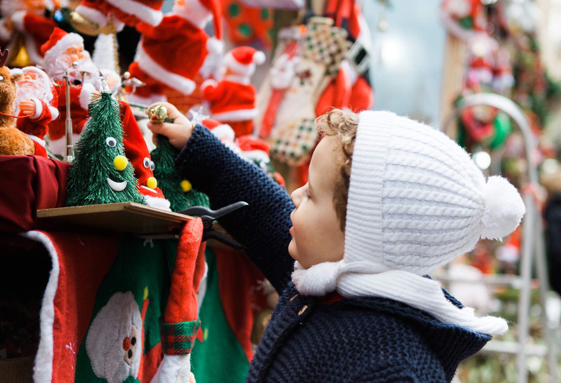 THEME_PEOPLE_KID_CHRISTMAS_MARKET_GettyImages-1041697030