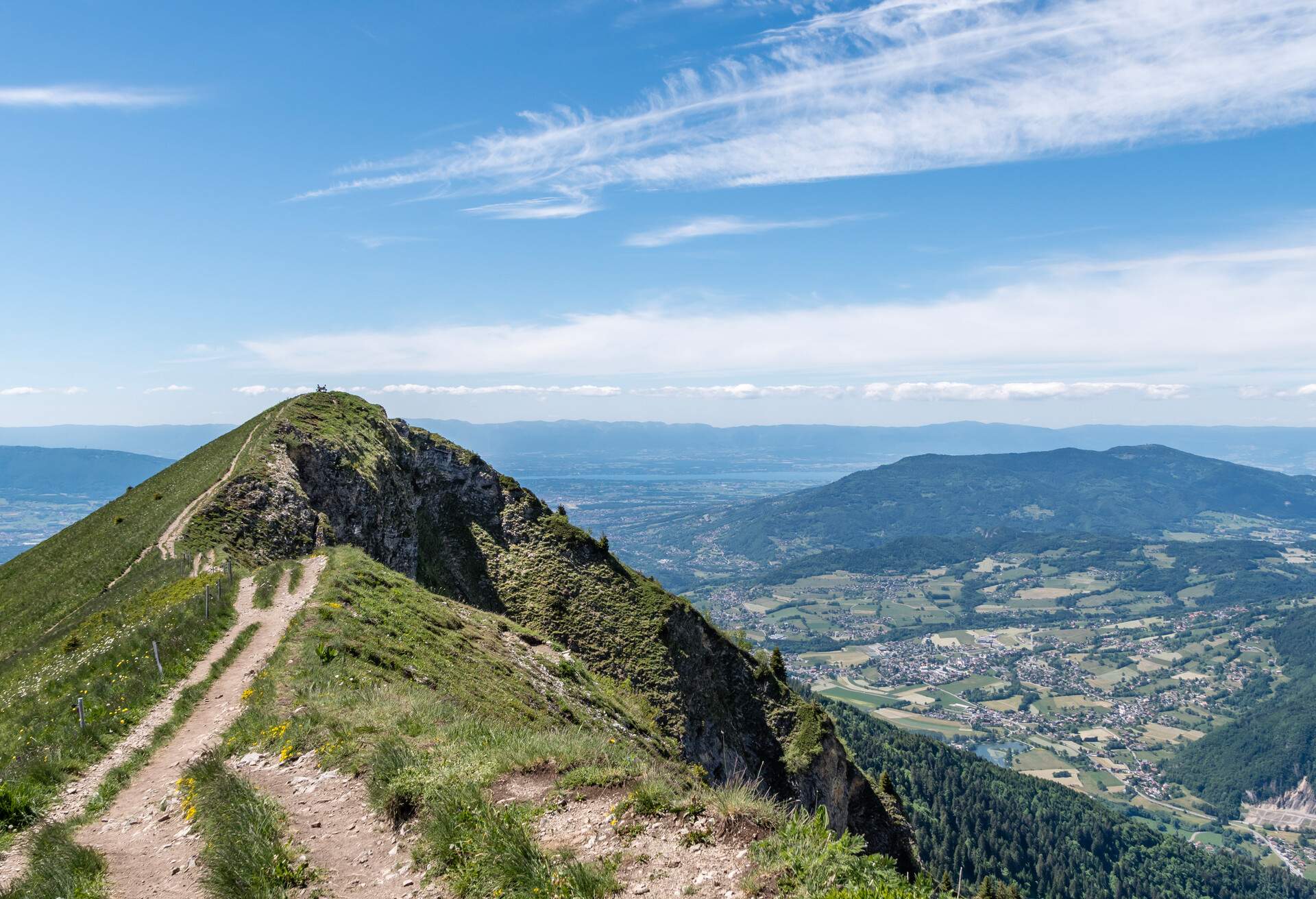 Vue obtenue depuis le point le point le plus bas du Môle en haute savoie, au loin le massif des Voirons