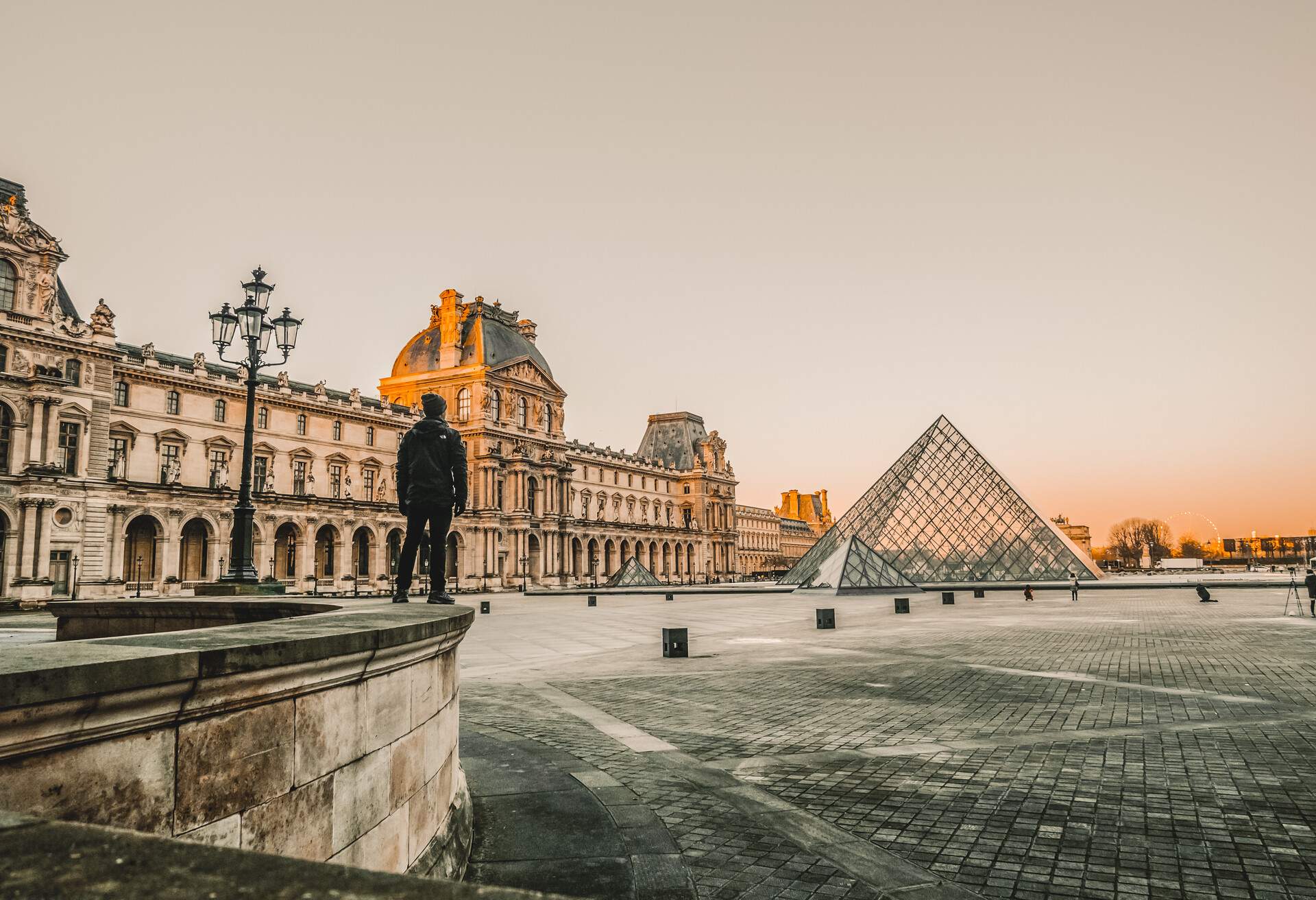 DEST_FRANCE_PARIS_LOUVRE_WINTER_GettyImages-1209411853