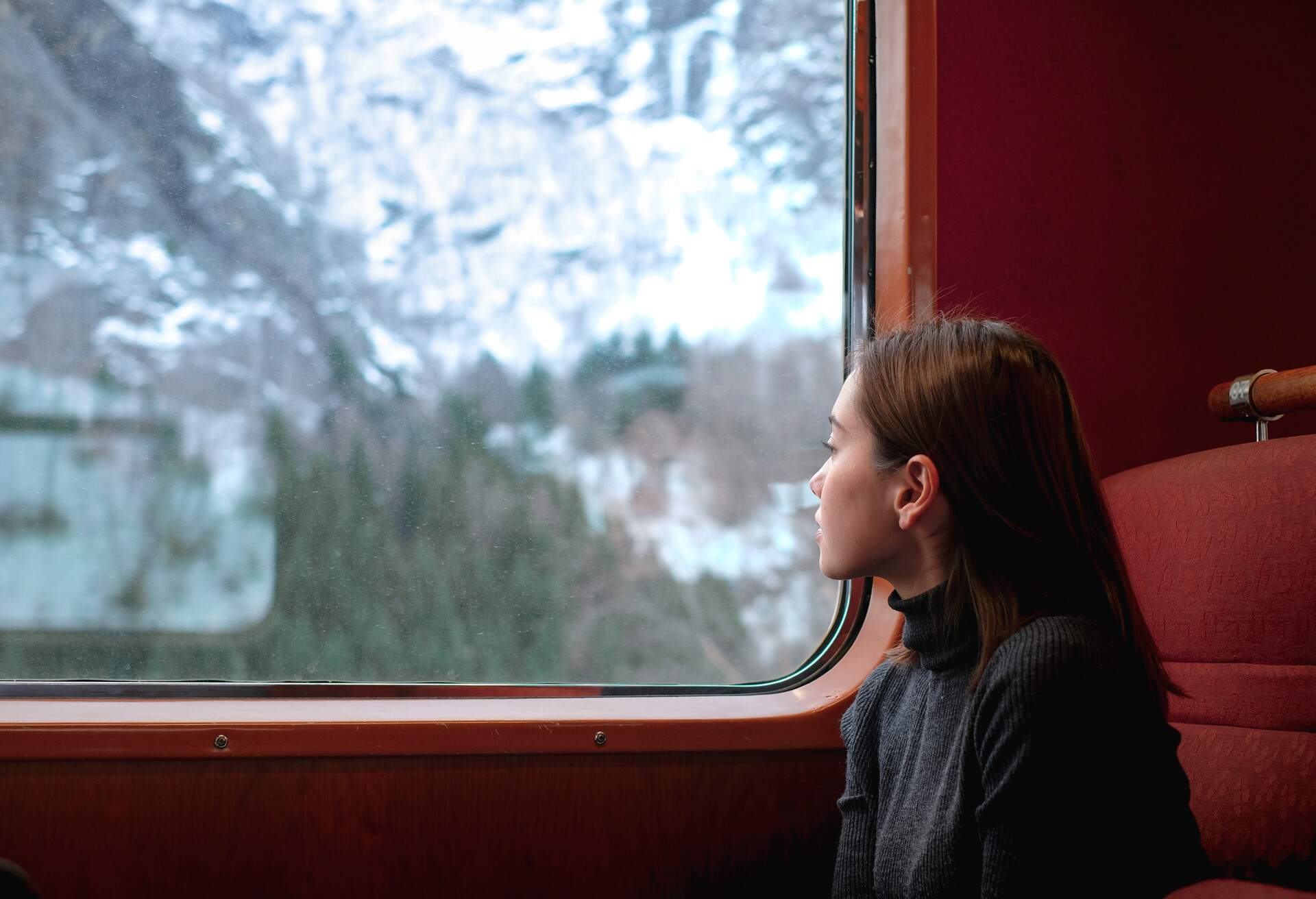 DEST_NORWAY_THEME_TRAIN_TRAVEL_PEOPLE_GIRL_GettyImages-1215153966