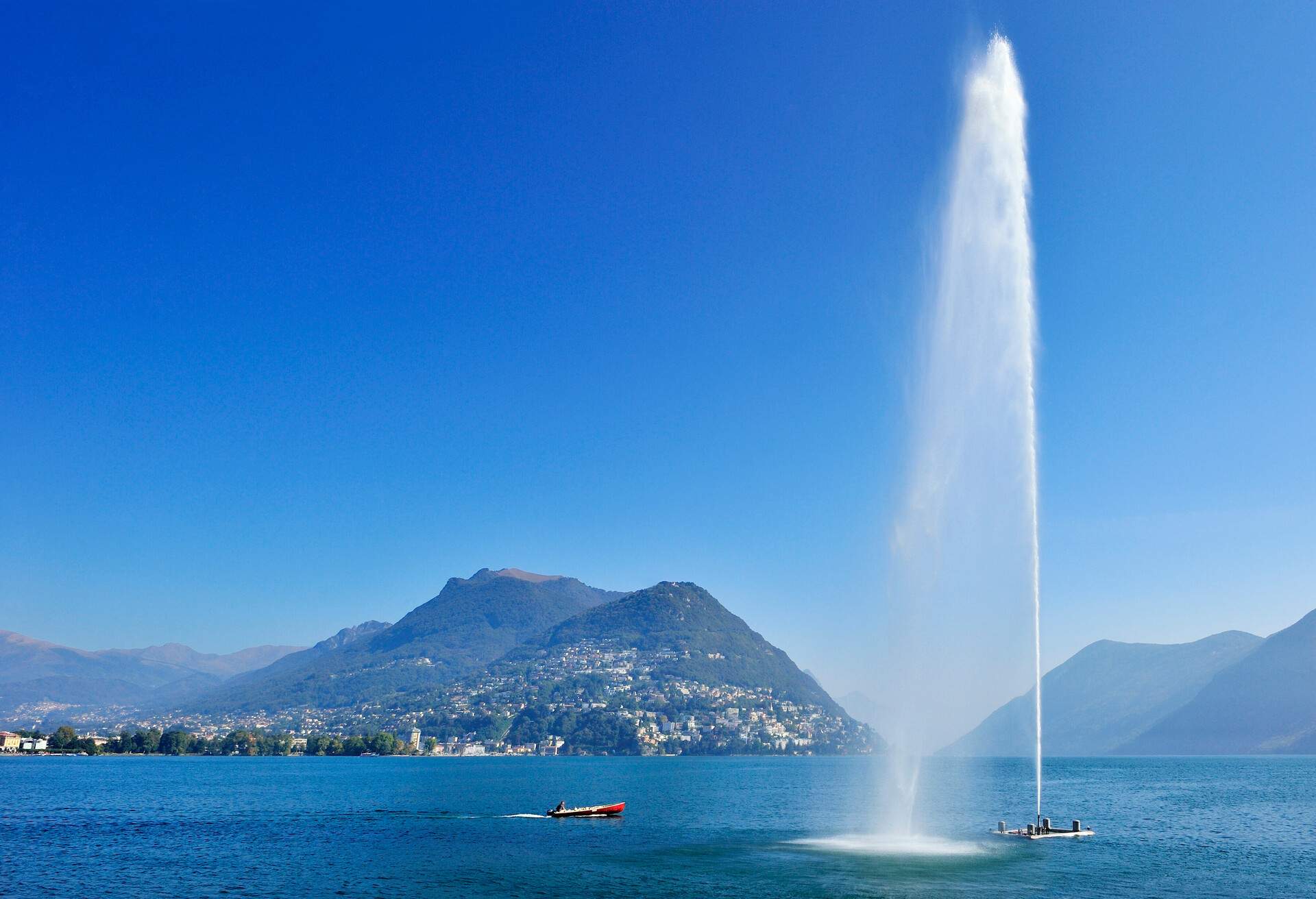 Fountain and Lake Geneva at sunny day, Geneva Switzerland.