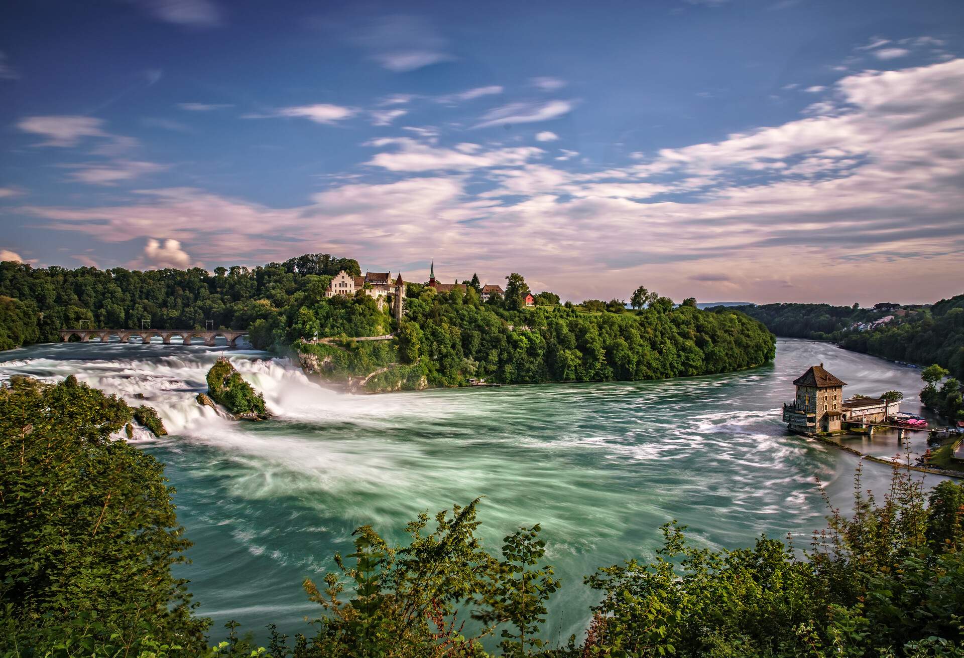 DEST_SWITZERLAND_RHINE-FALLS_GettyImages-585240662