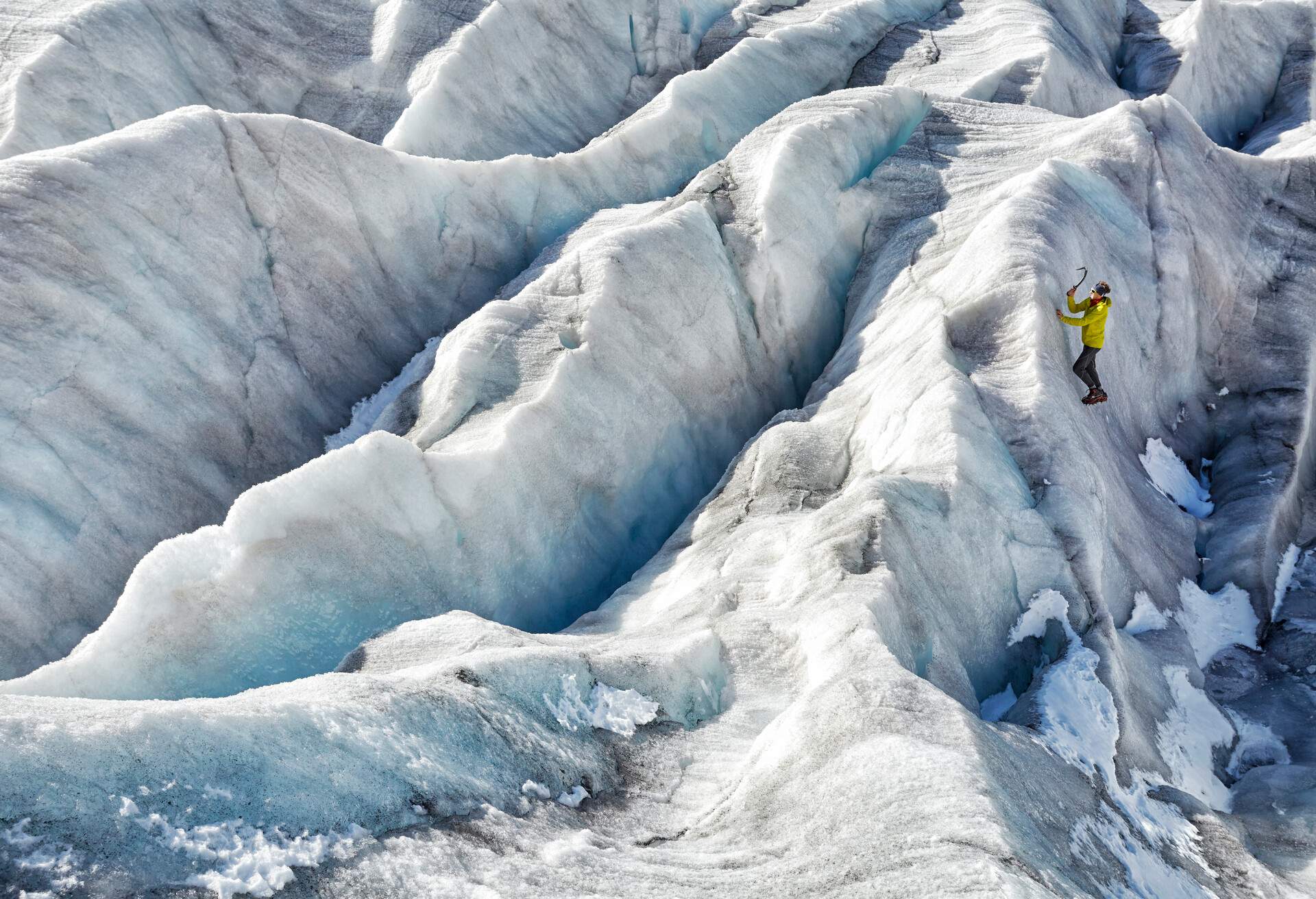 DEST_SWITZERLAND_THEME_ICE_CLIMBING_GettyImages-887313272