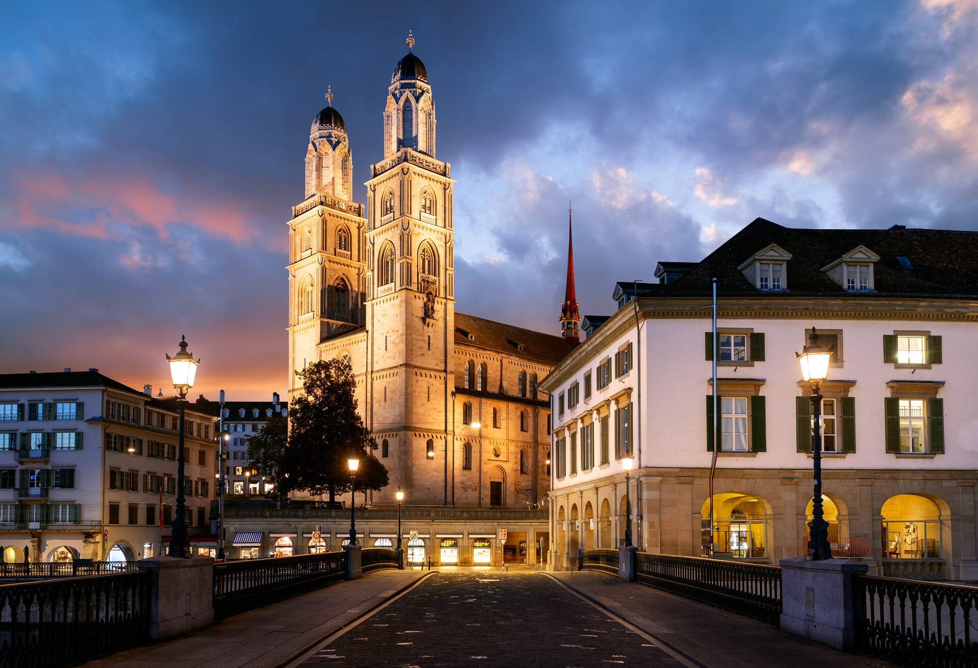 Sunset at Münsterbrücke Bridge facing the iconic Grossmünster (church) in Zurich, Switzerland