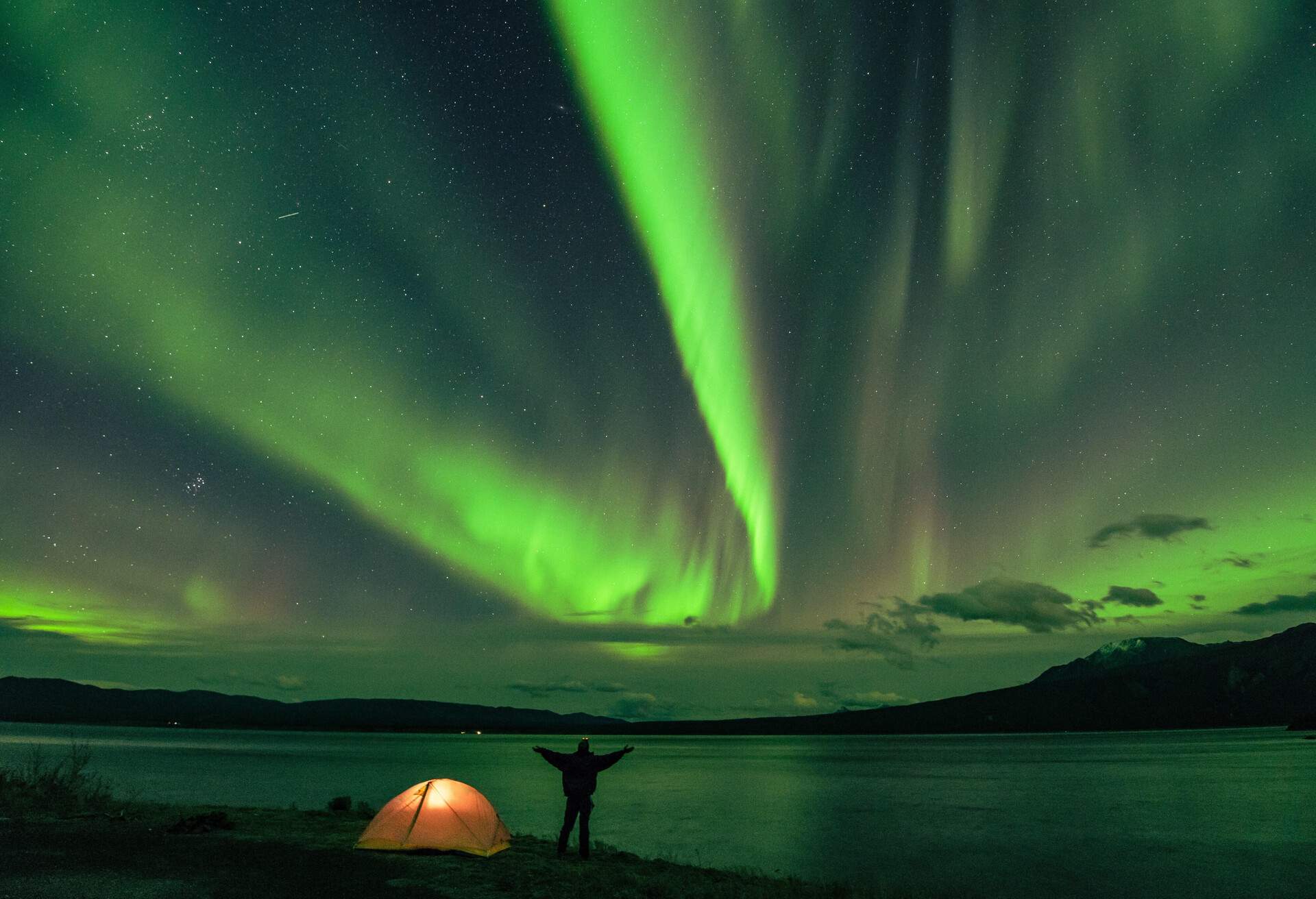 THEME_NATURE_NORTHERN_LIGHTS_AURORA_CANADA_TENT_PEOPLE_GettyImages-887460924