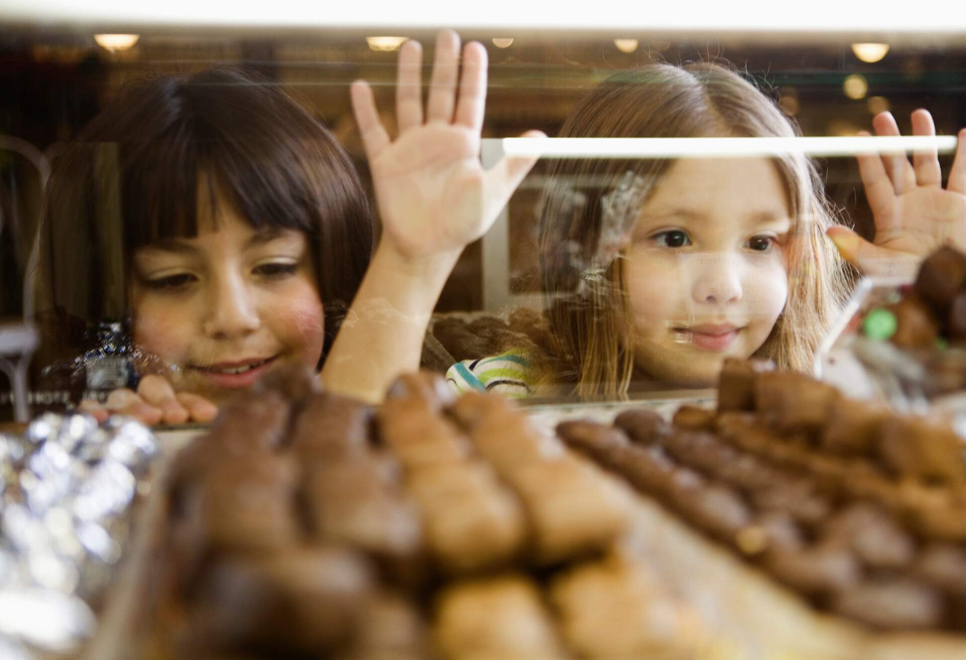 THEME_FOOD_CHOCOLATE_CHILDREN_GIRLS_GettyImages-85646291
